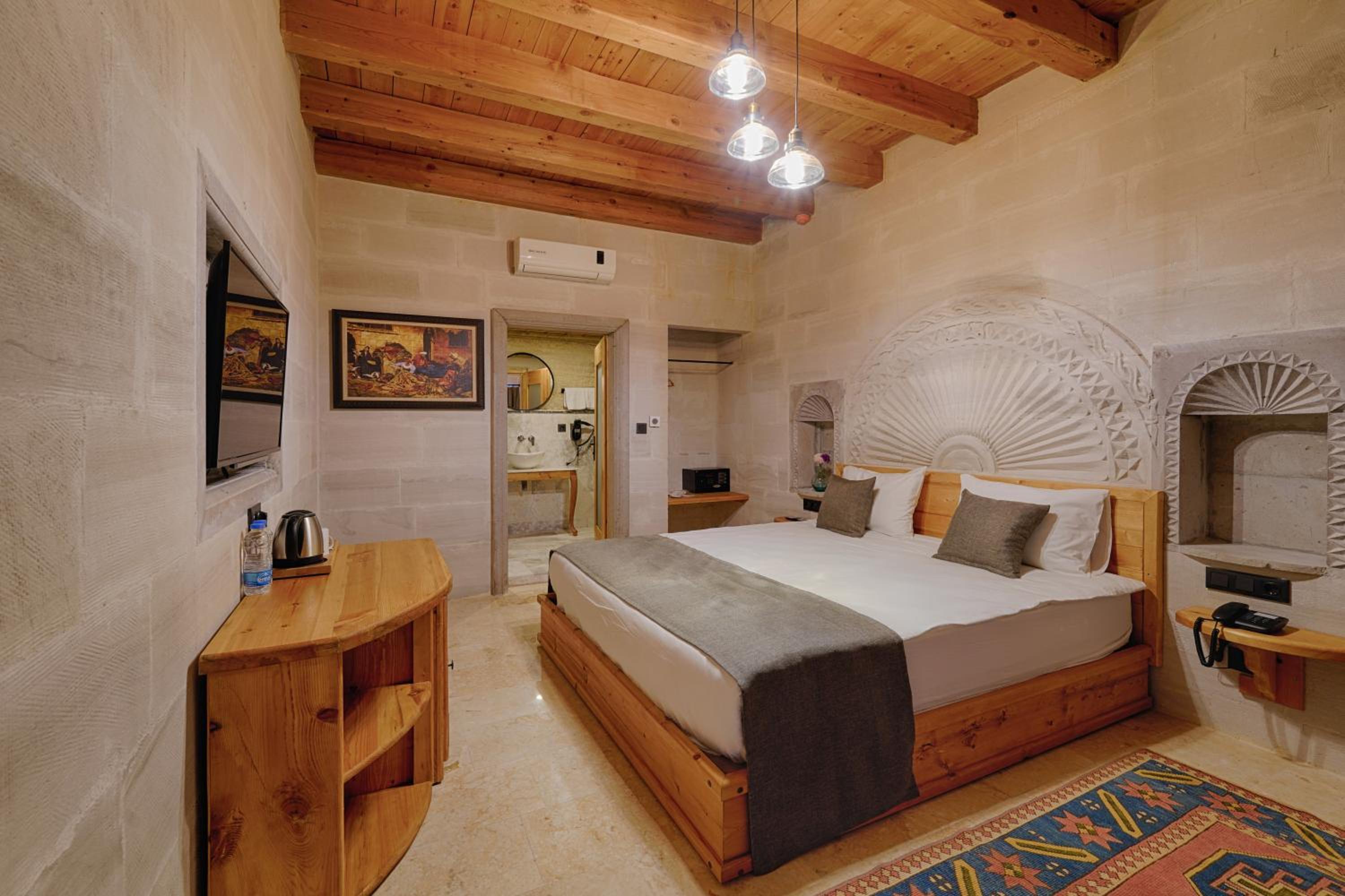 Deluxe Queen Room - Photo 10