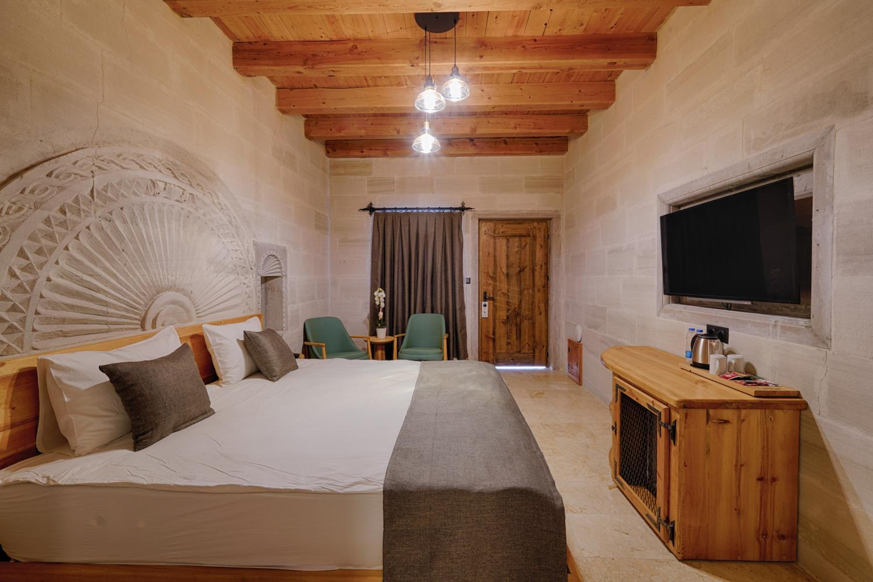 Deluxe Queen Room - Photo 9
