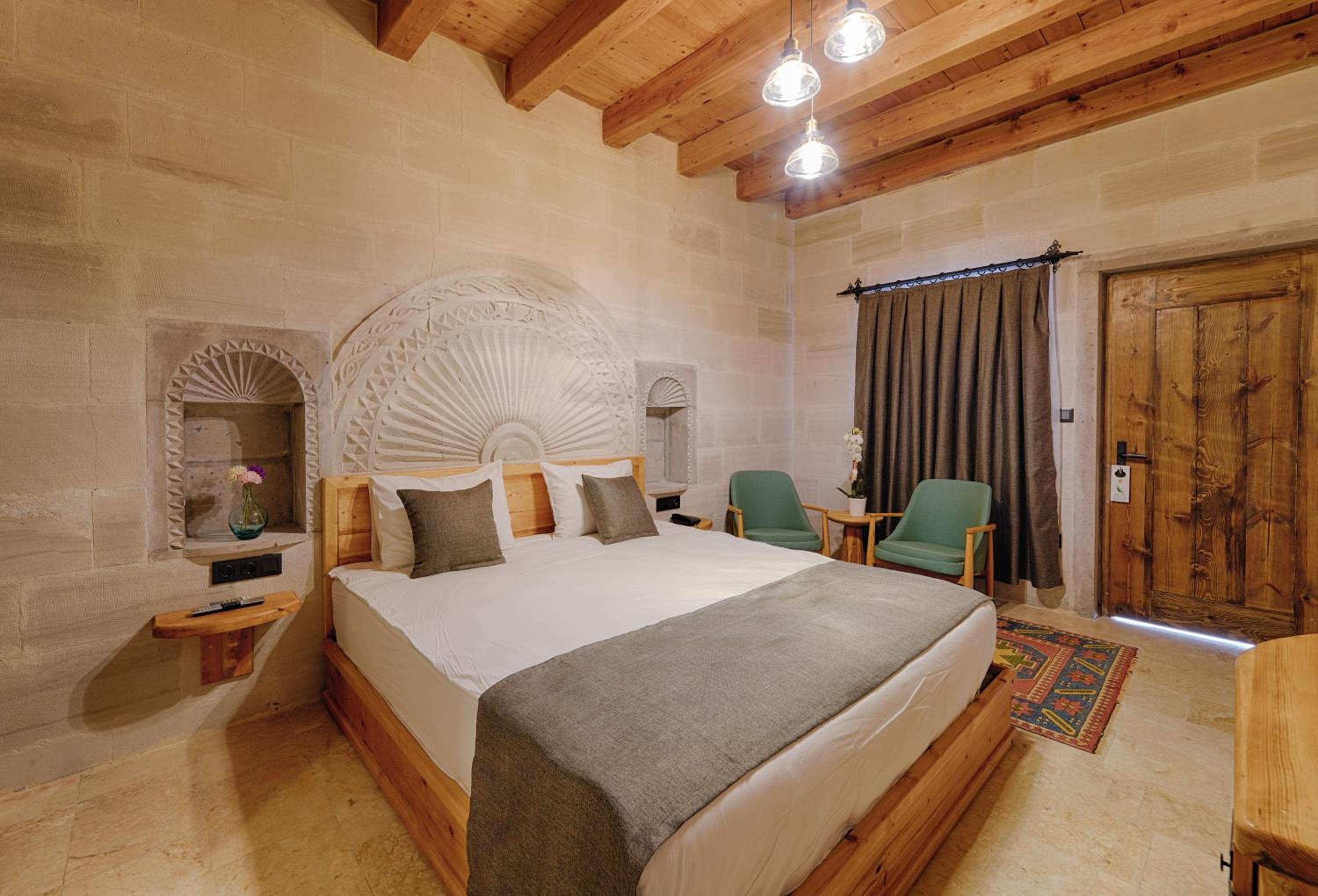 Deluxe Queen Room - Photo 8