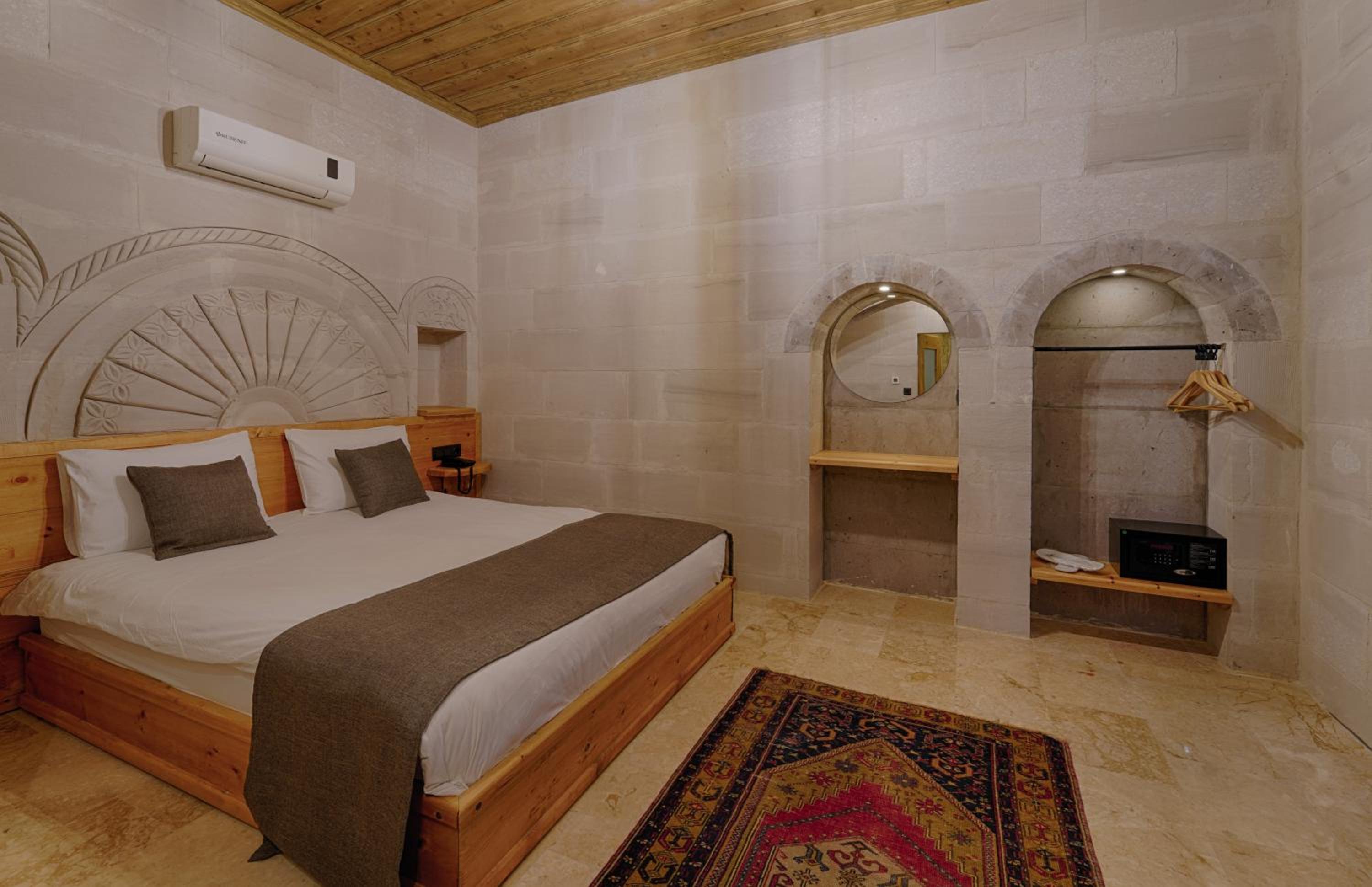 Deluxe Queen Room - Photo 7