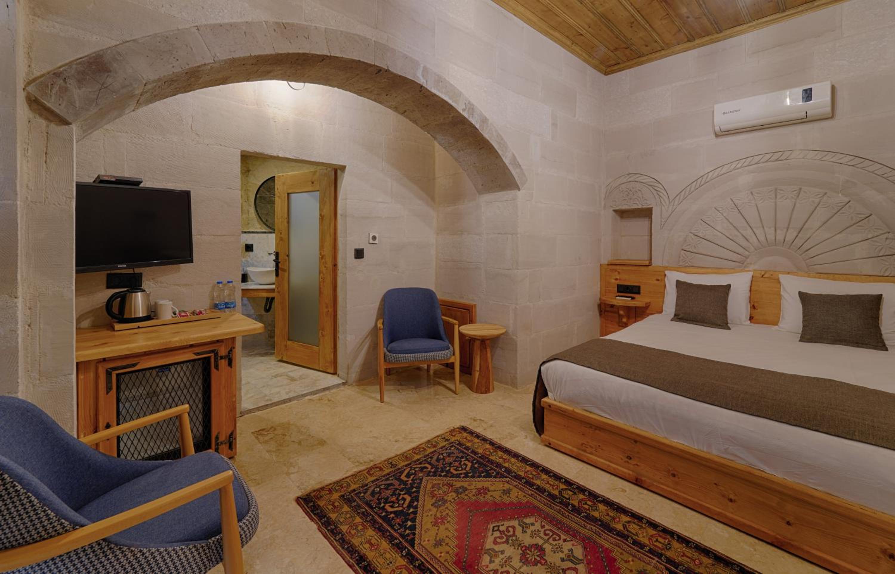 Deluxe Queen Room - Photo 6