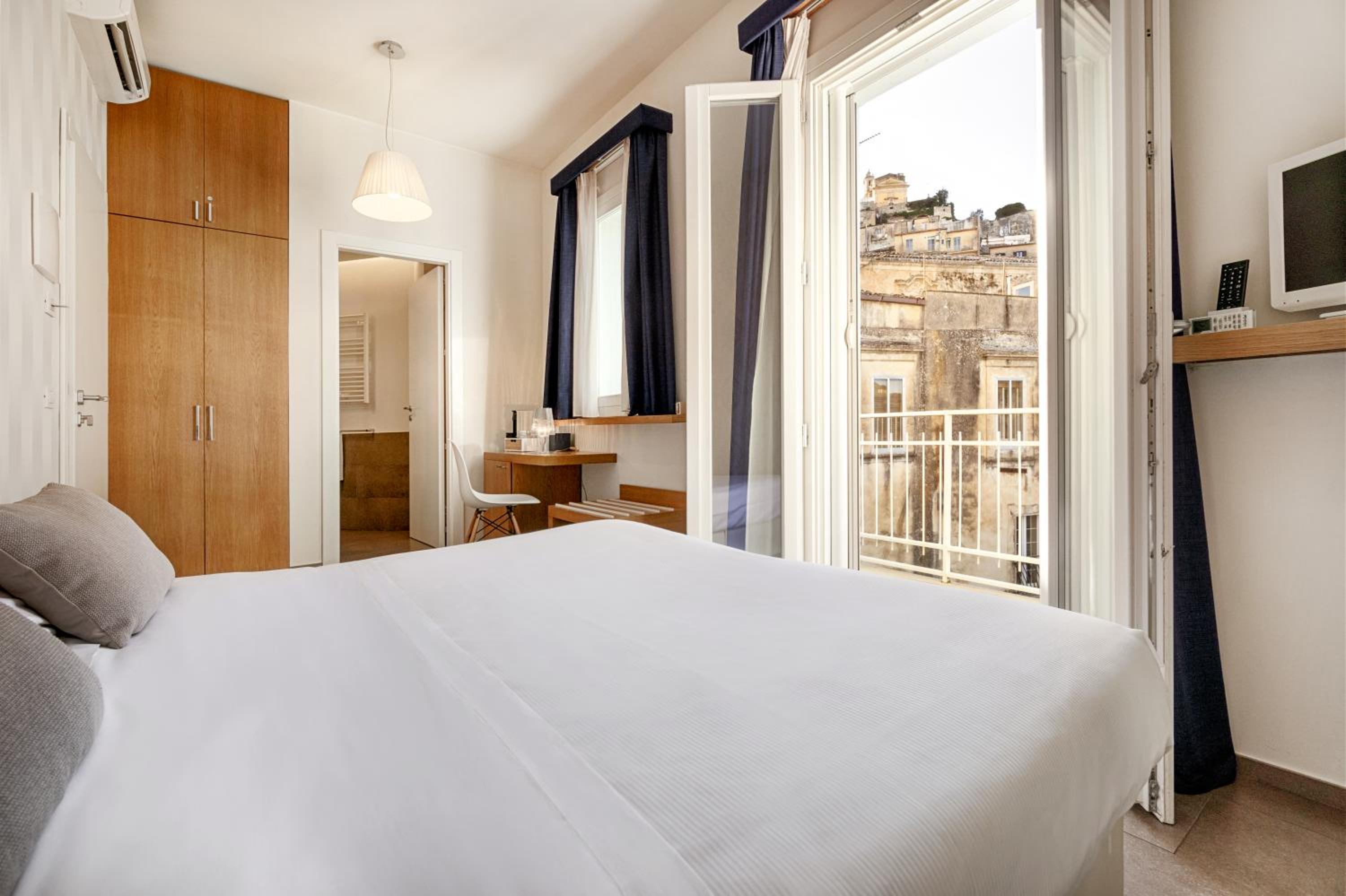 Deluxe Double or Twin Room - Photo 5