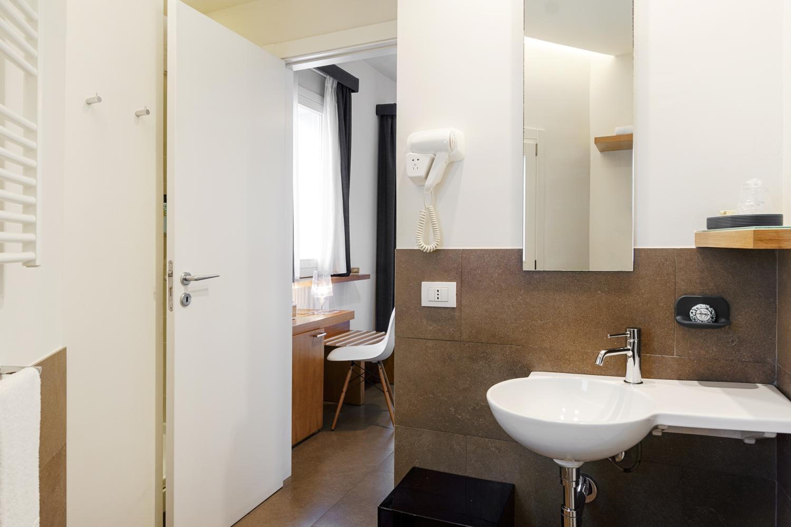 Deluxe Double or Twin Room - Photo 4
