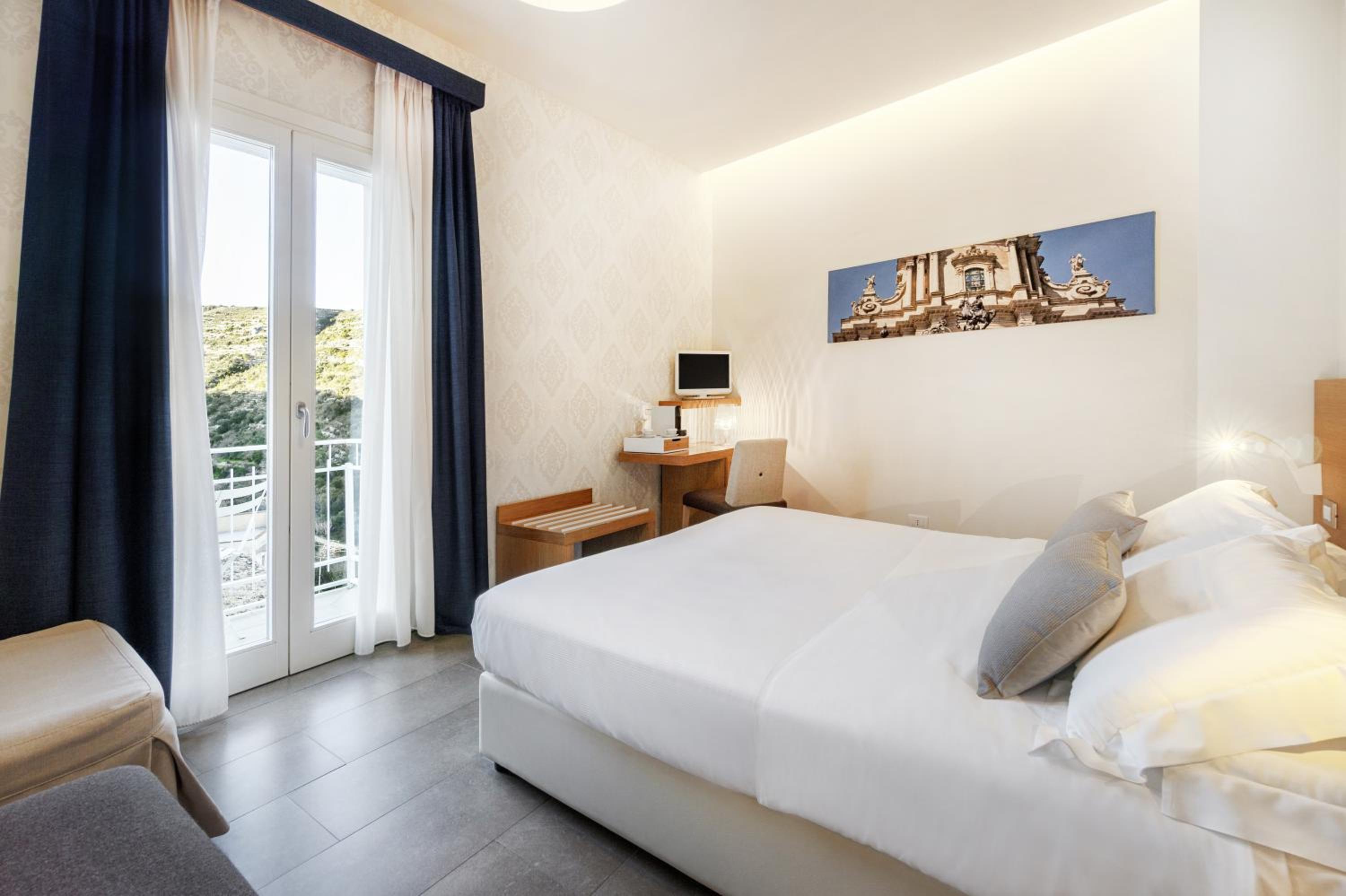 Deluxe Double or Twin Room - Photo 2
