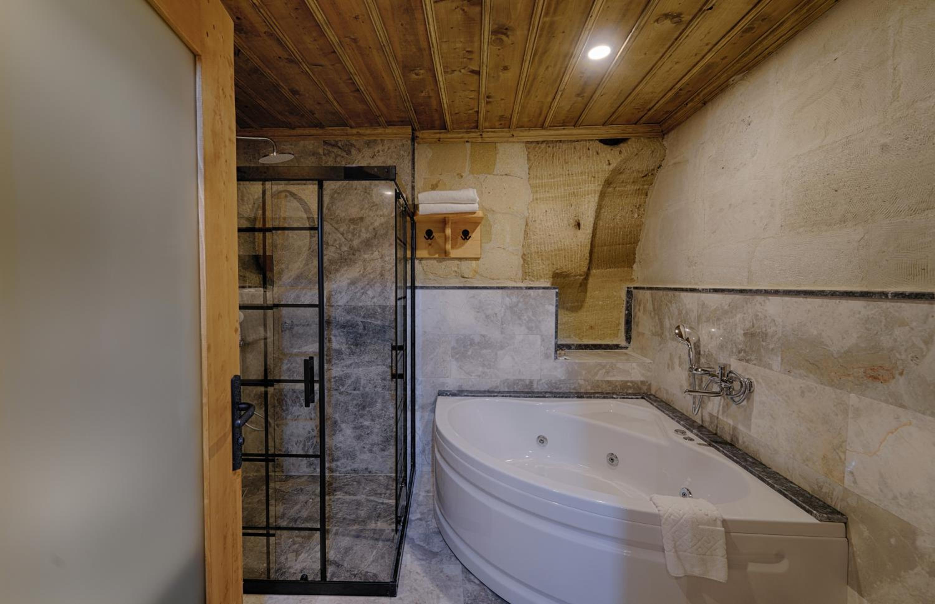 Suite - Photo 5