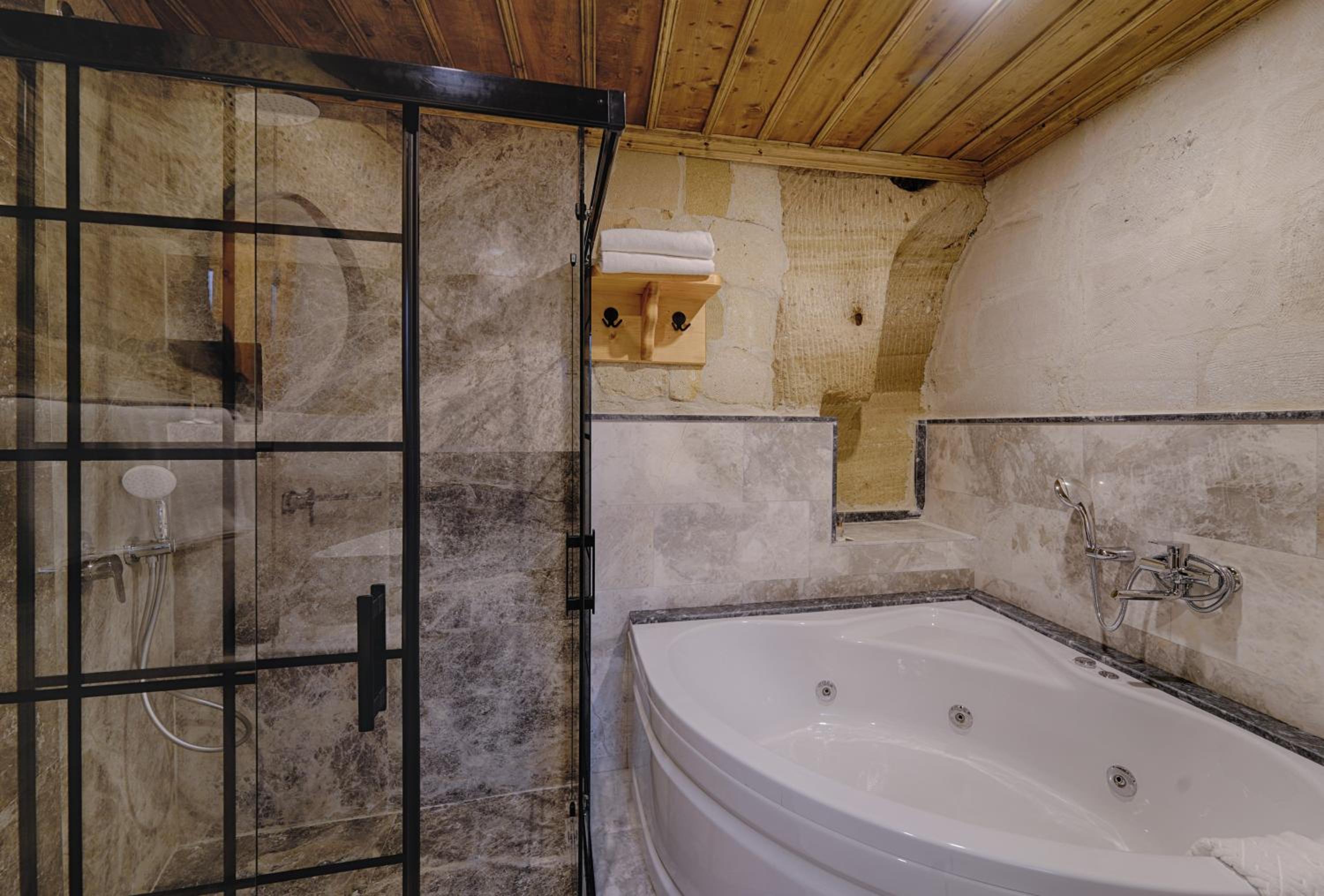 Suite - Photo 3