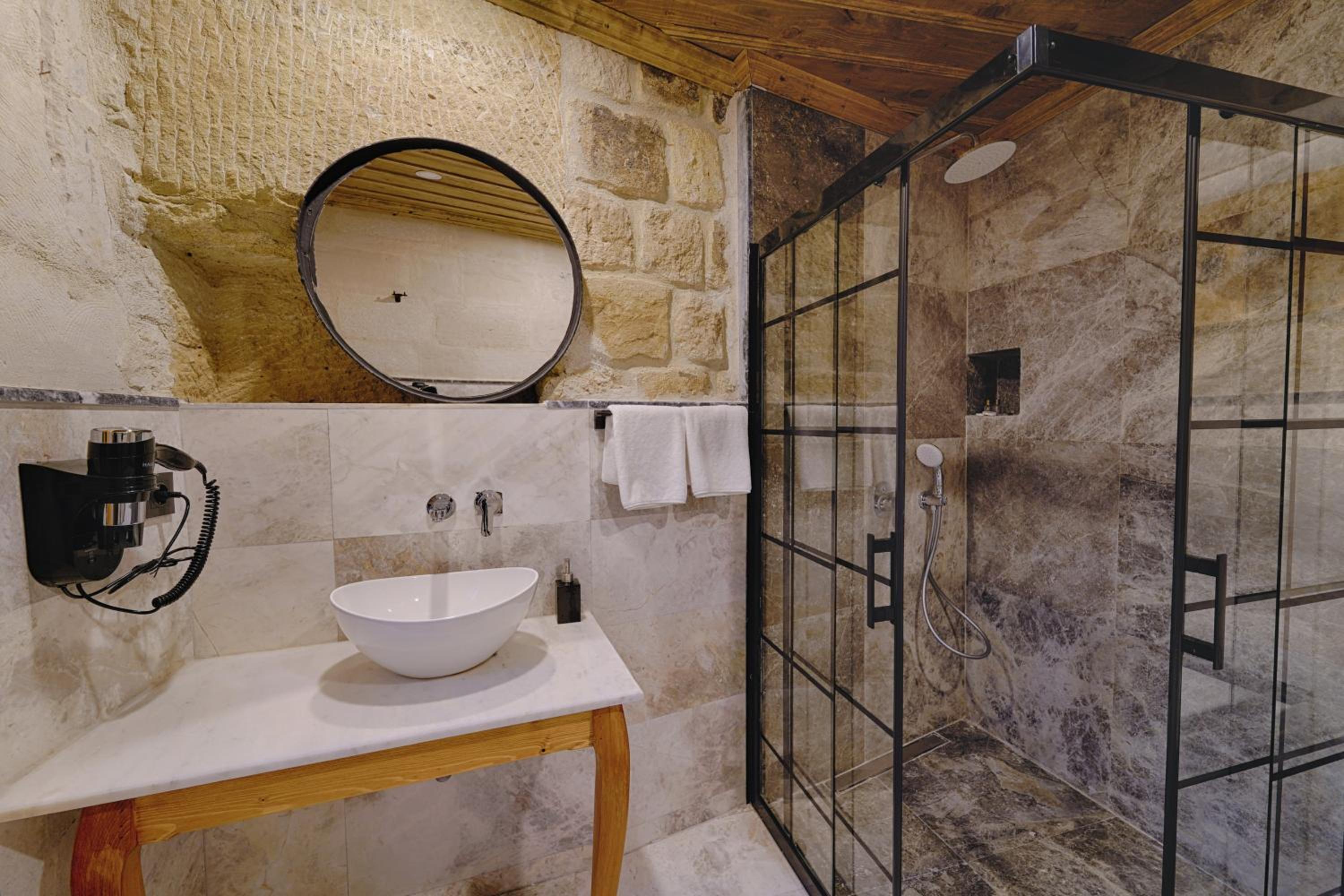 Suite - Photo 8