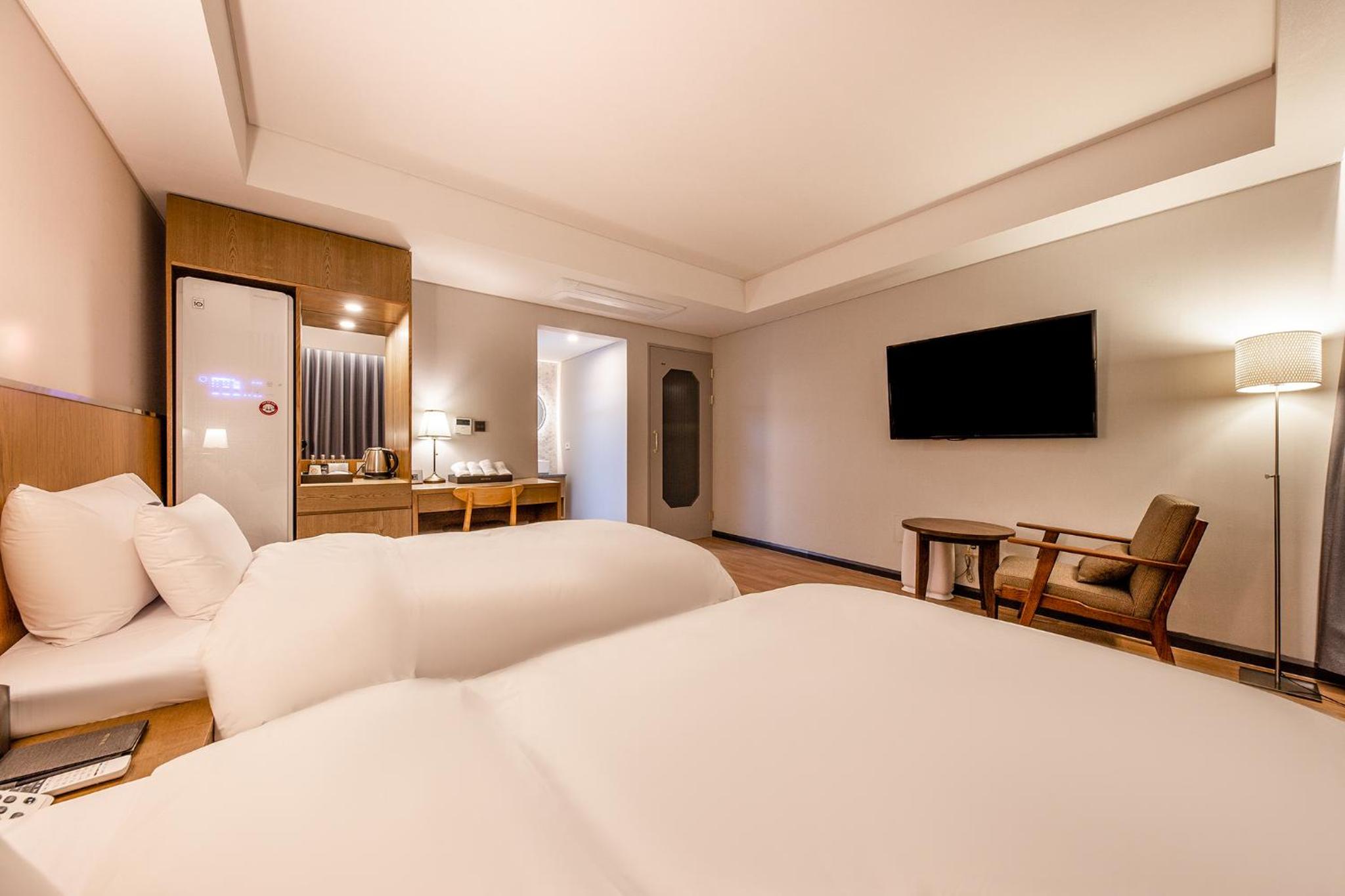 Standard Twin Room - Photo 3