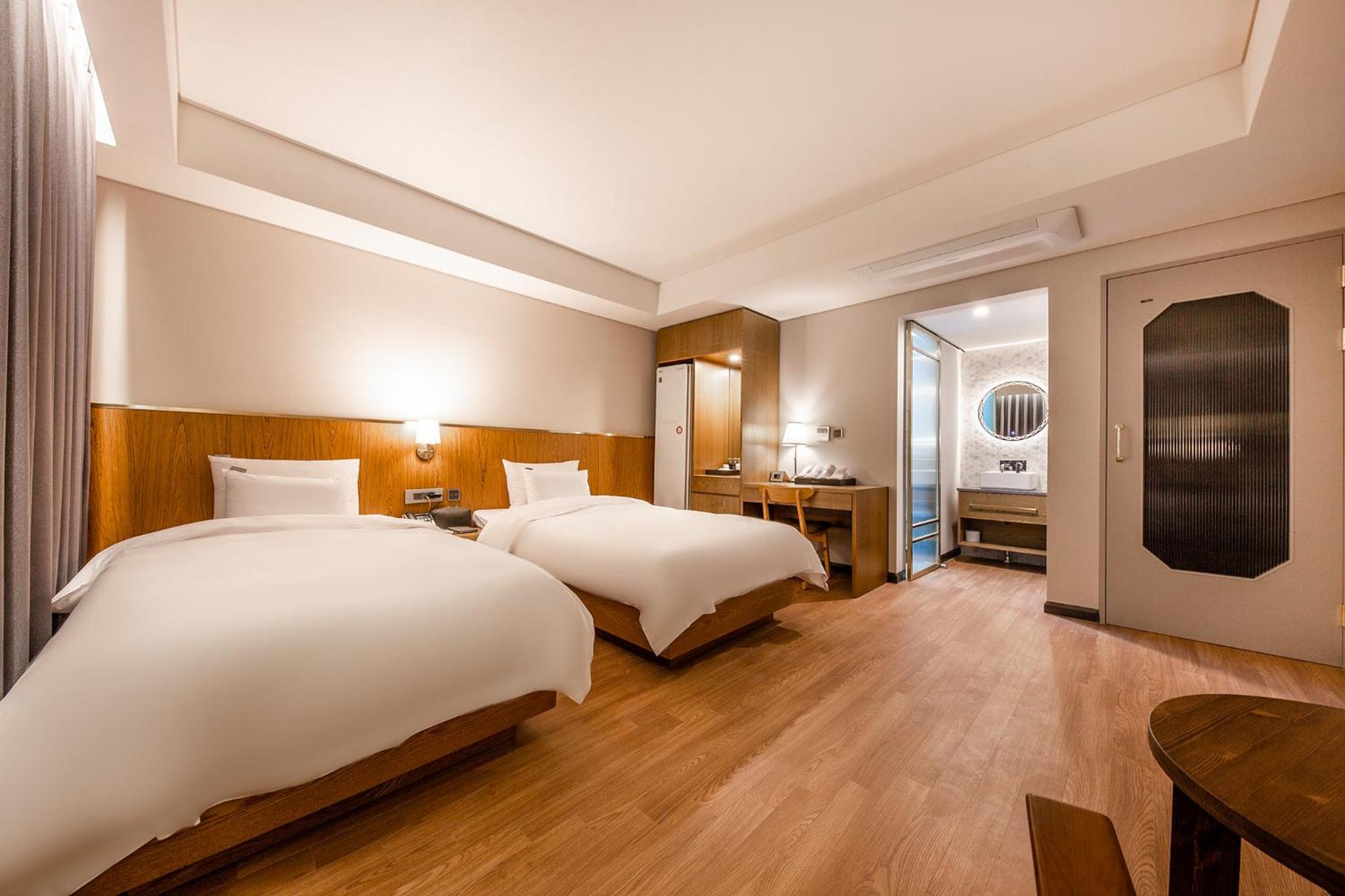 Standard Twin Room - Photo 1
