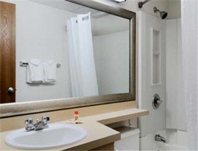 Deluxe Queen Room - Non-Smoking - Photo 3