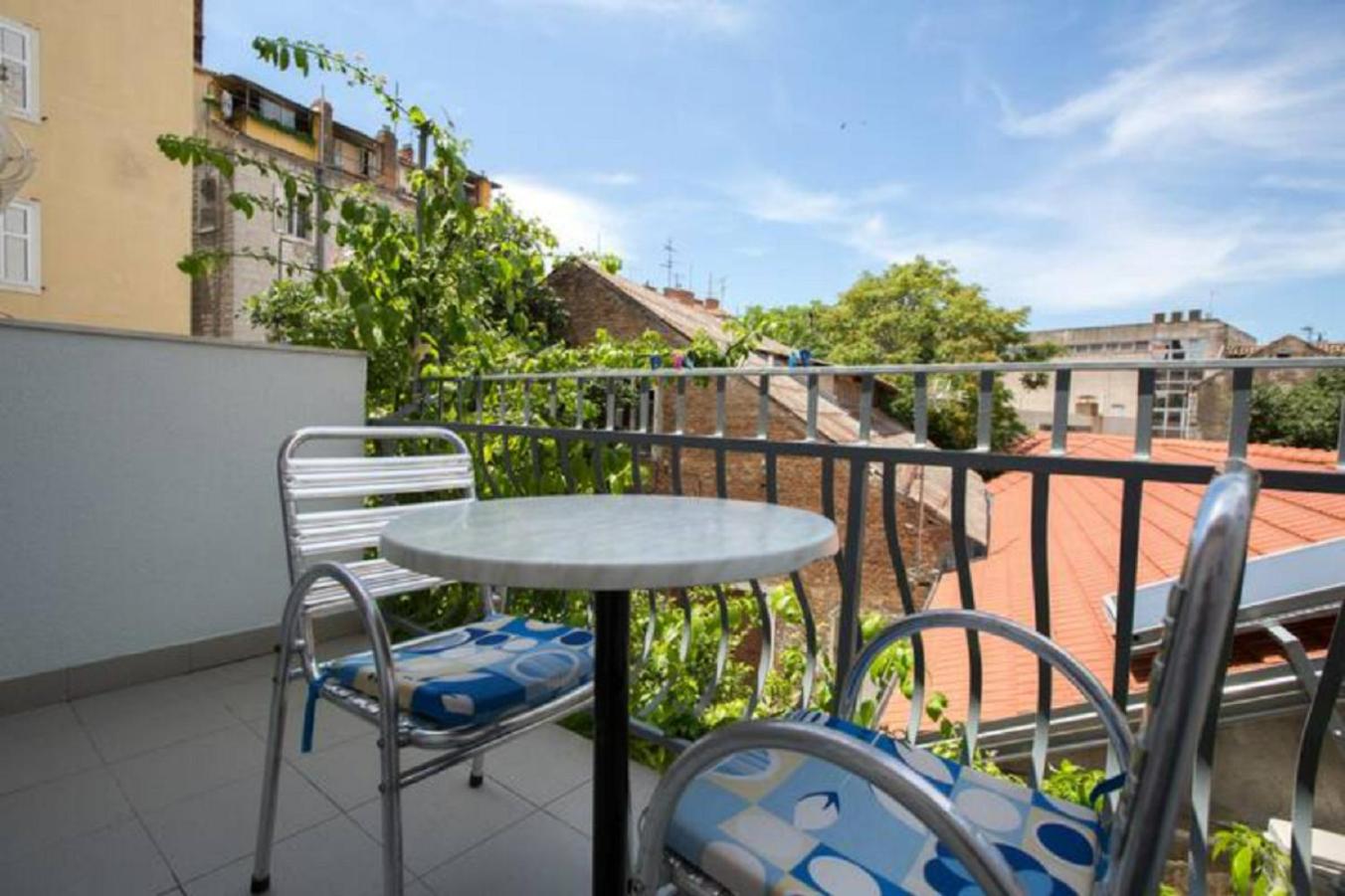 Studio with Balcony - Photo 3