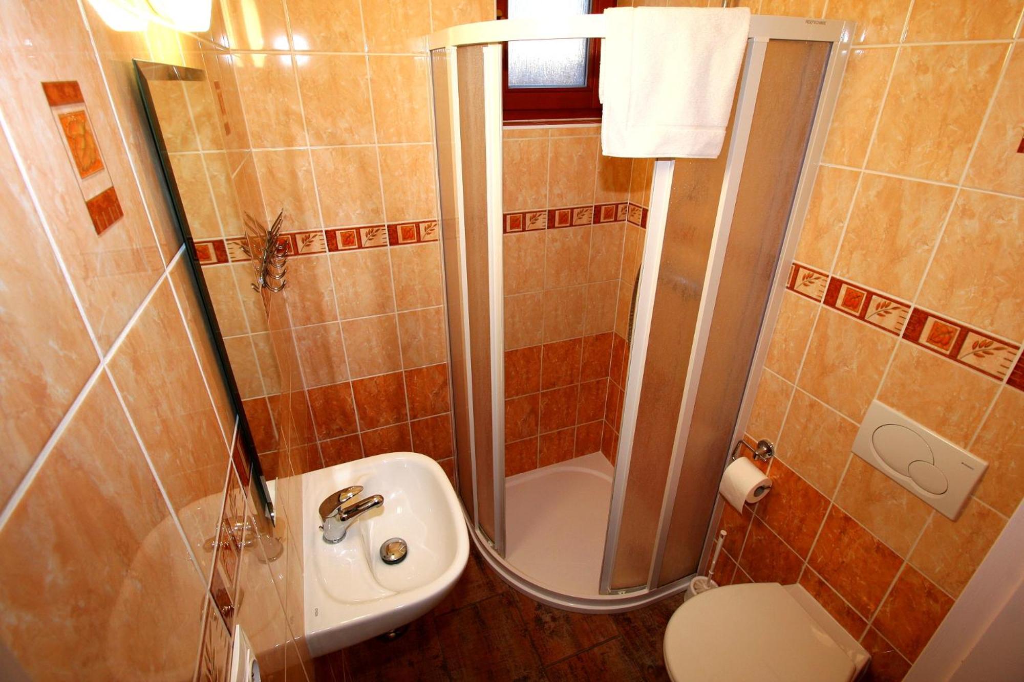 Twin Room with Private Bathroom photo 3