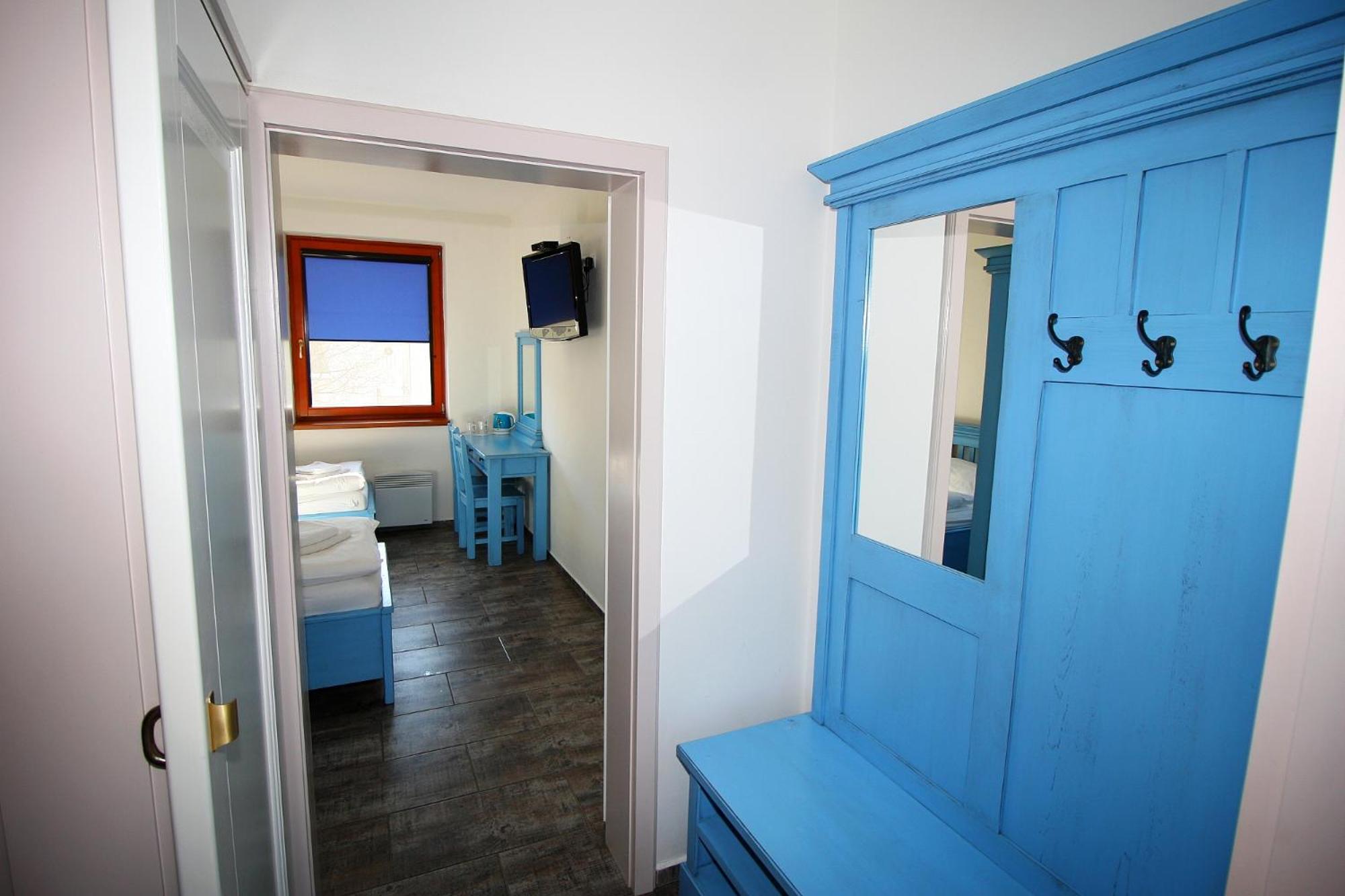 Twin Room with Private Bathroom photo 3