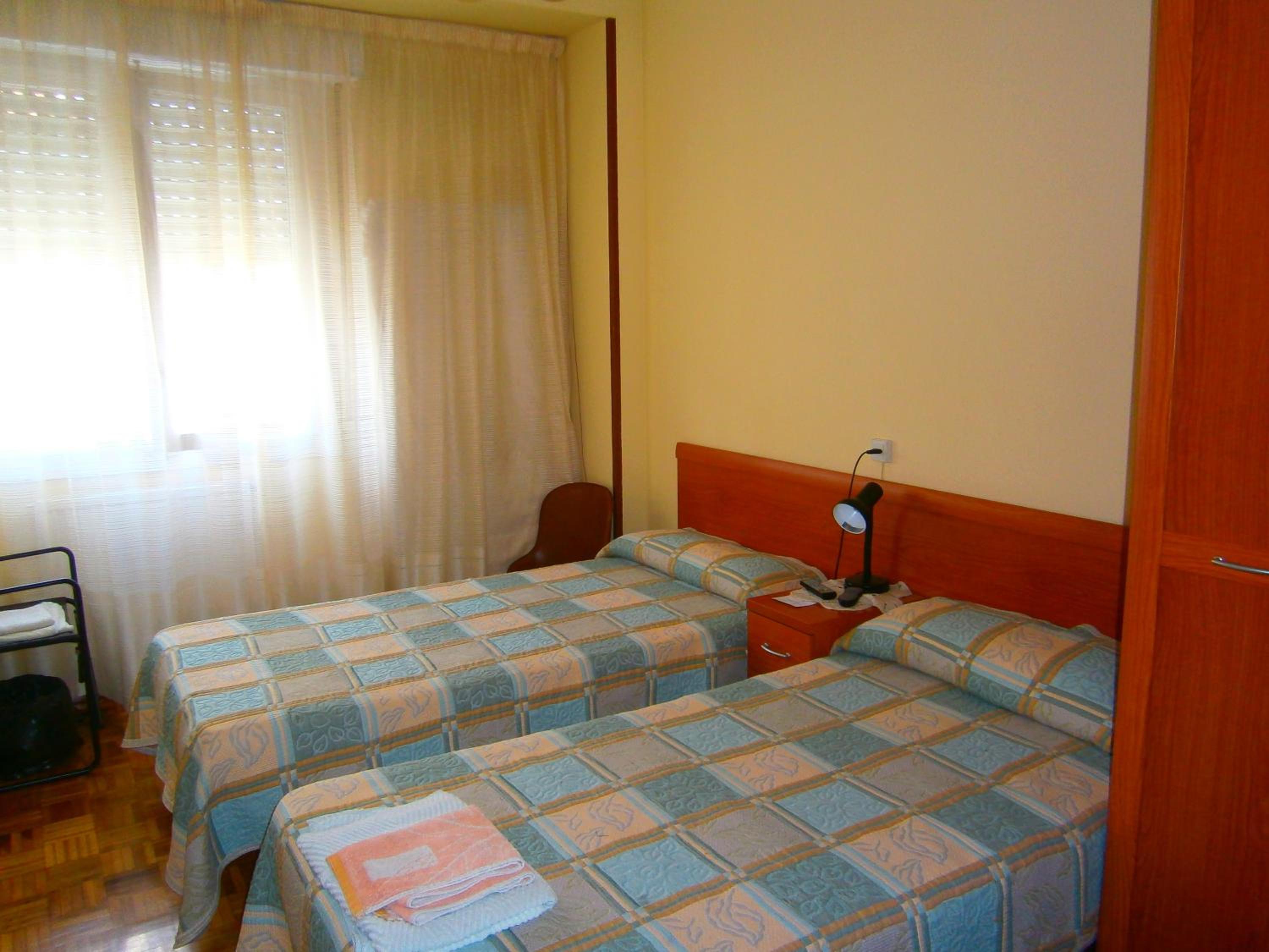 Habitación Estándar con Dos Camas y Baño Compartido