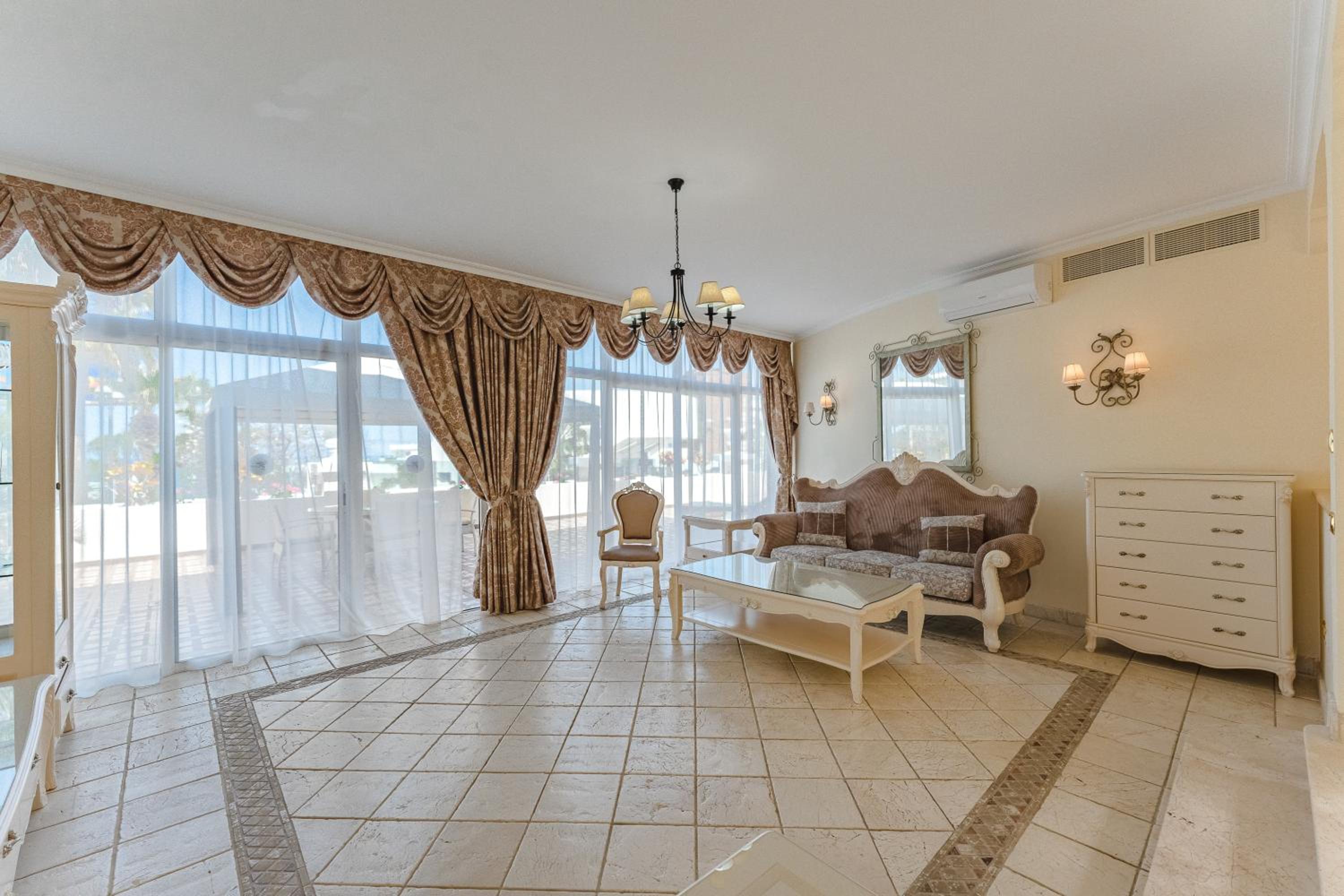 Royal Suite Sea View with Jacuzzi (4 Adults) photo 3