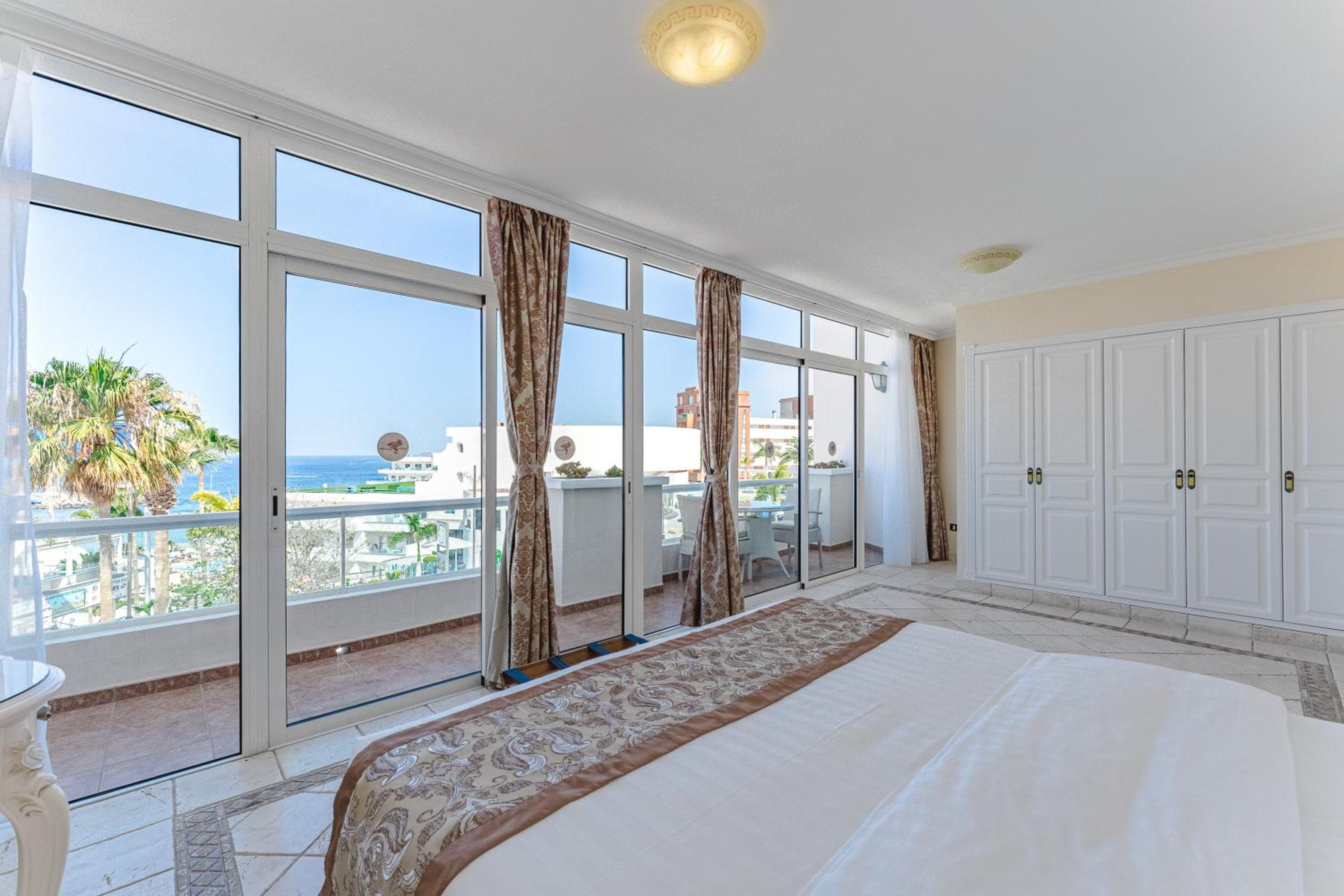 Suite Real con Vista al Mar y Jacuzzi (4 Adultos) Suite Real con Vista al Mar y Jacuzzi (4 Adultos)