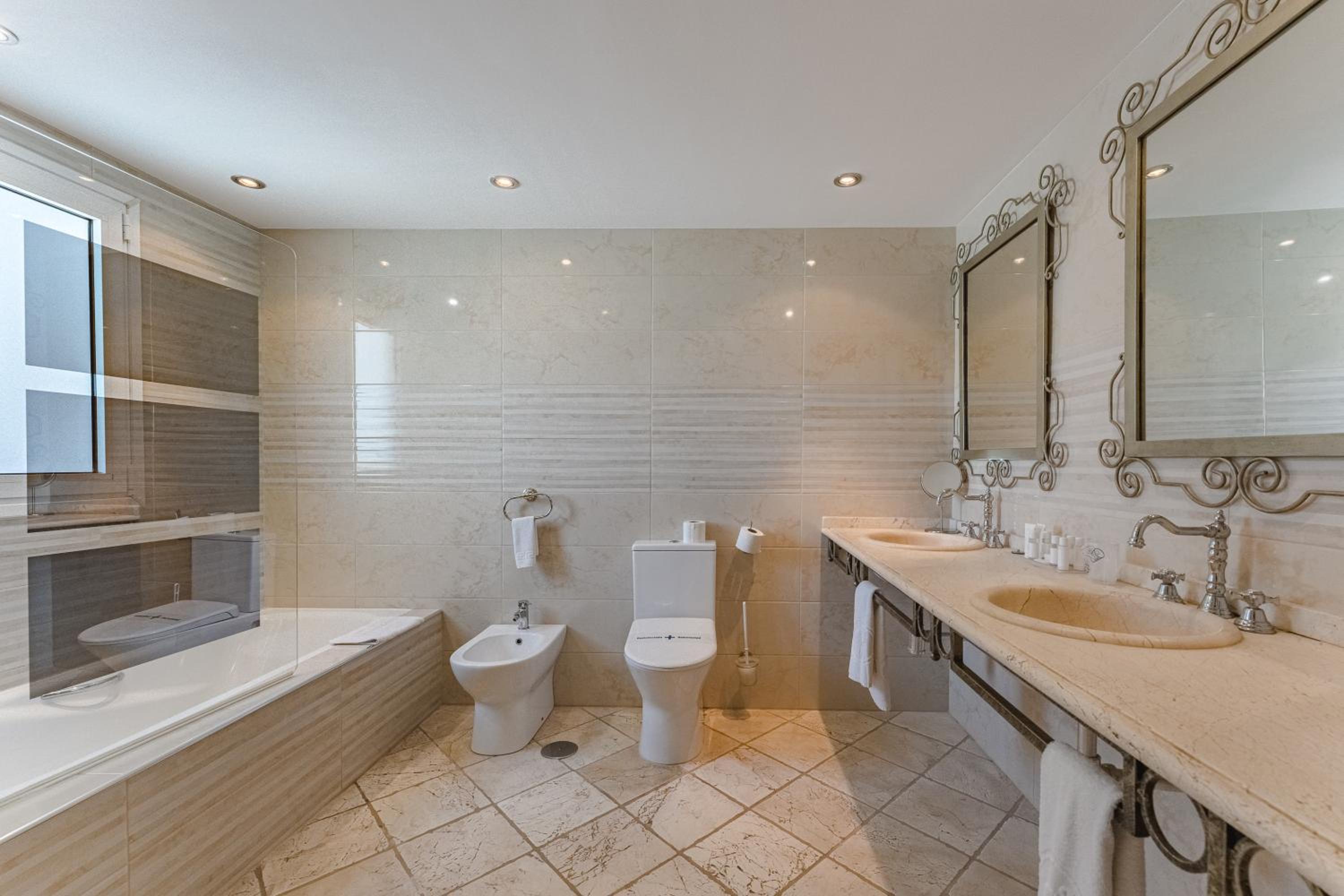 Suite Real con Vista al Mar y Jacuzzi (4 Adultos) Suite Real con Vista al Mar y Jacuzzi (4 Adultos)