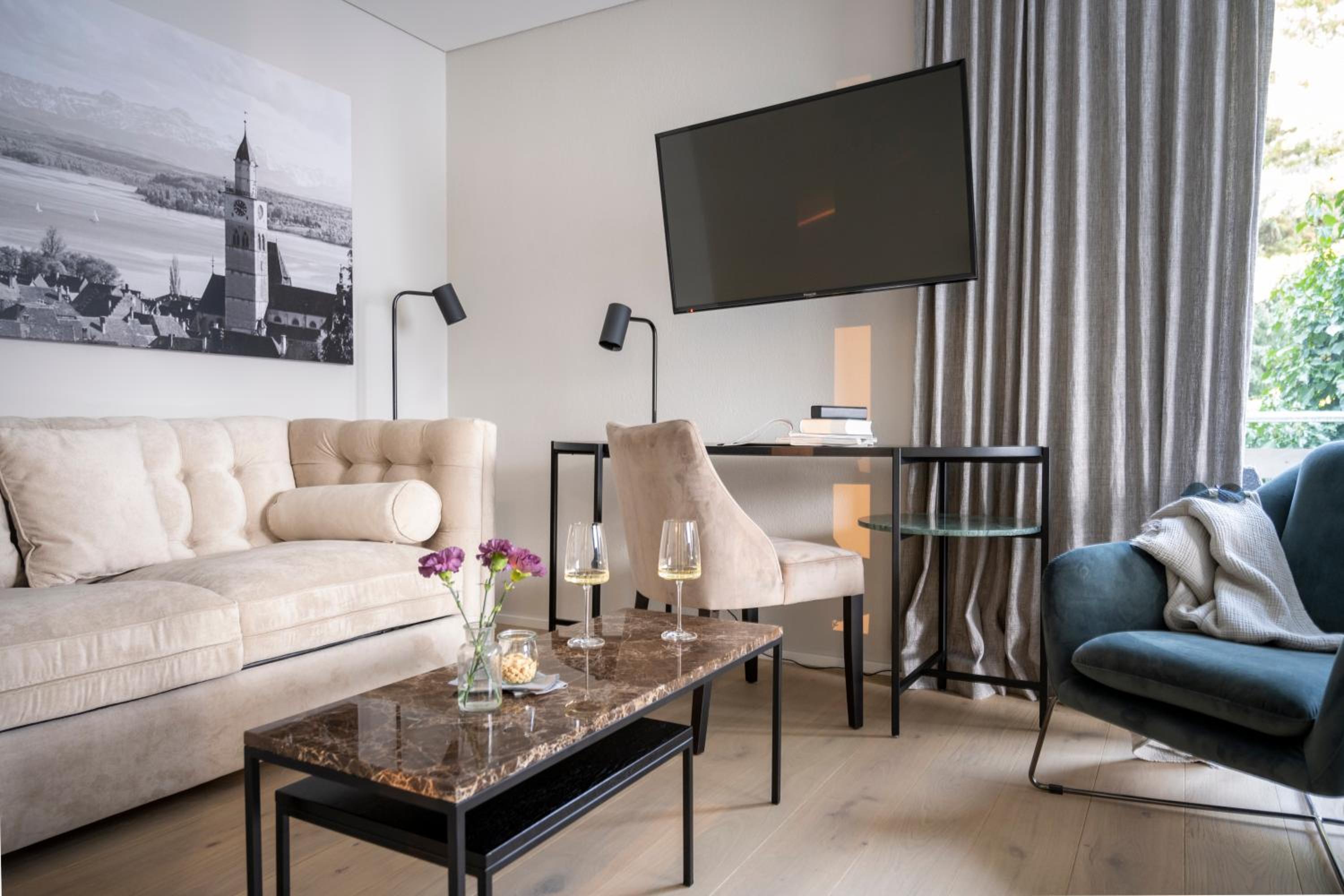 Deluxe Double Room with Balcony - Photo 9