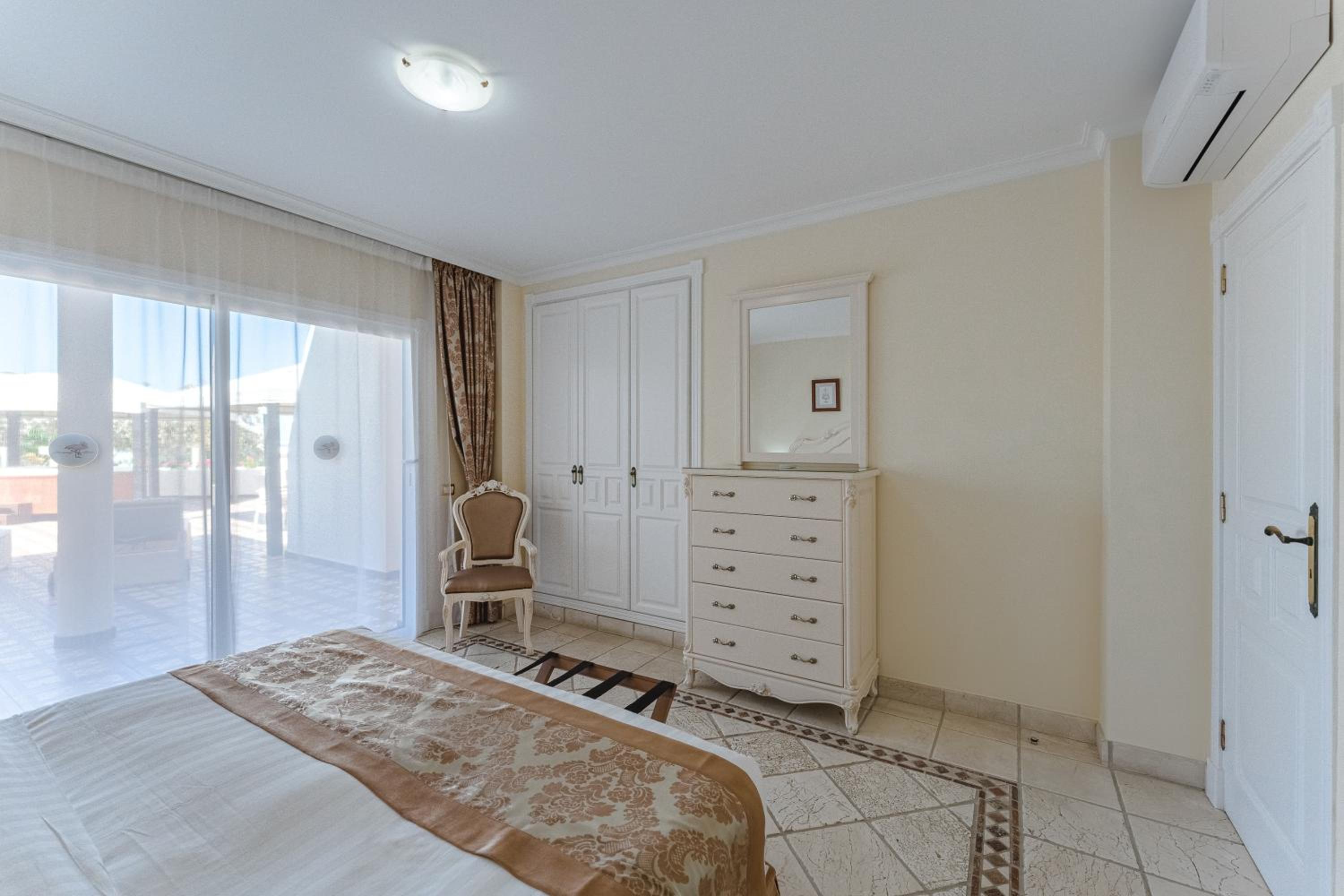 Superior Suite with Jacuzzi photo 2