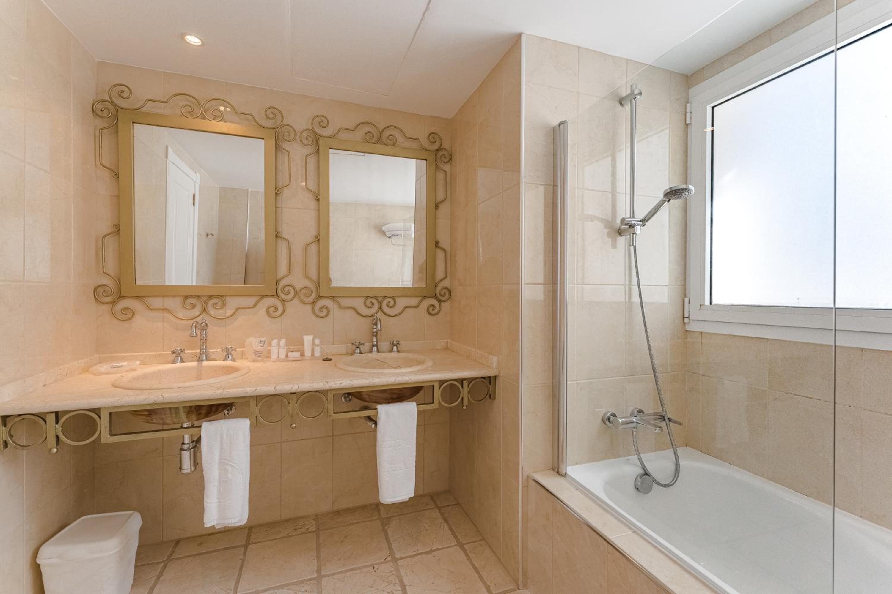 Suite Superior con Jacuzzi Suite Superior con Jacuzzi