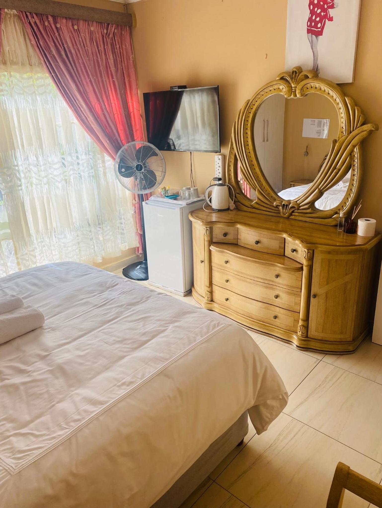 Double Room with Shared Bathroom photo 1