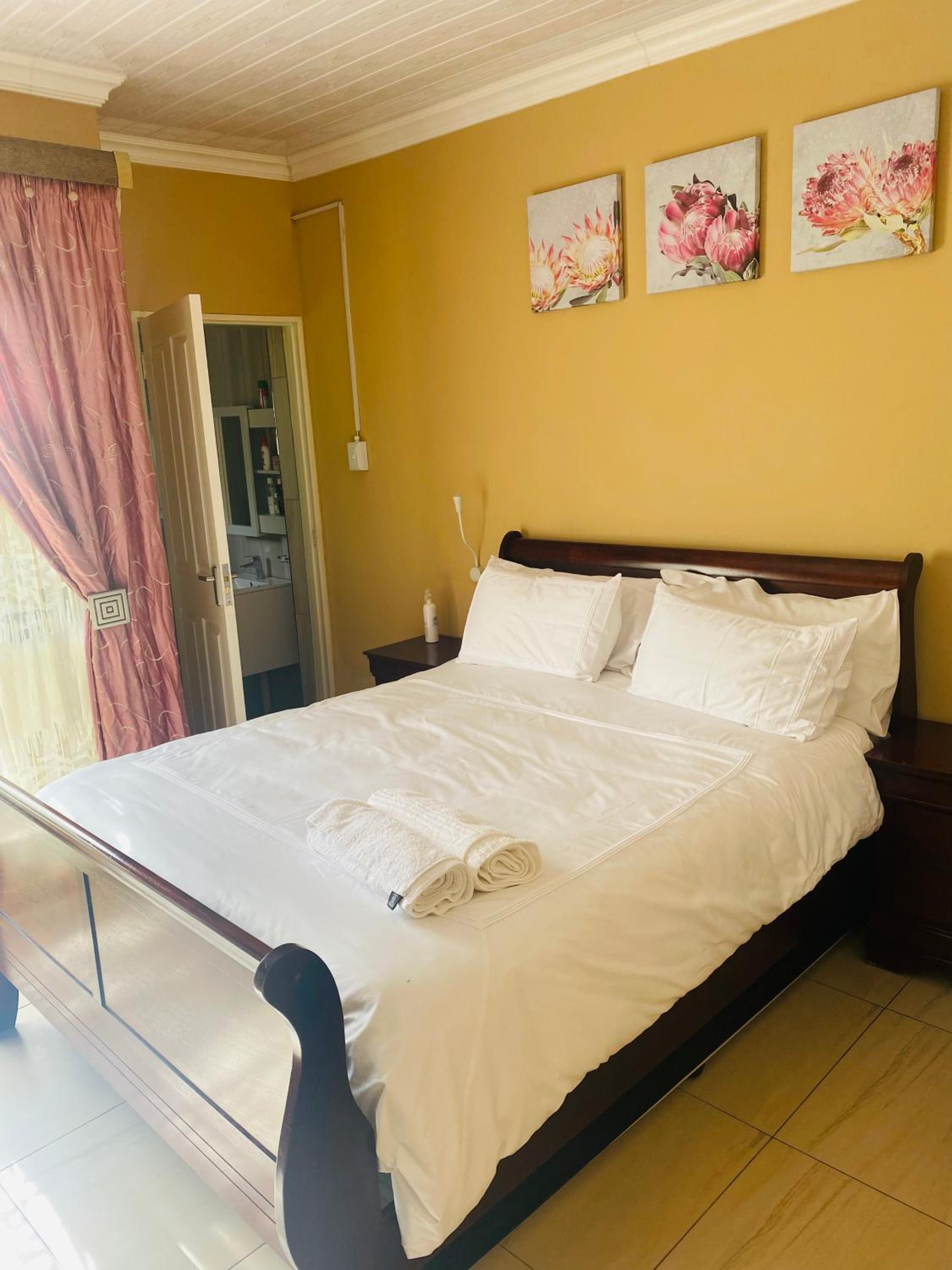 Double or Twin Room with Private Bathroom - Photo 2