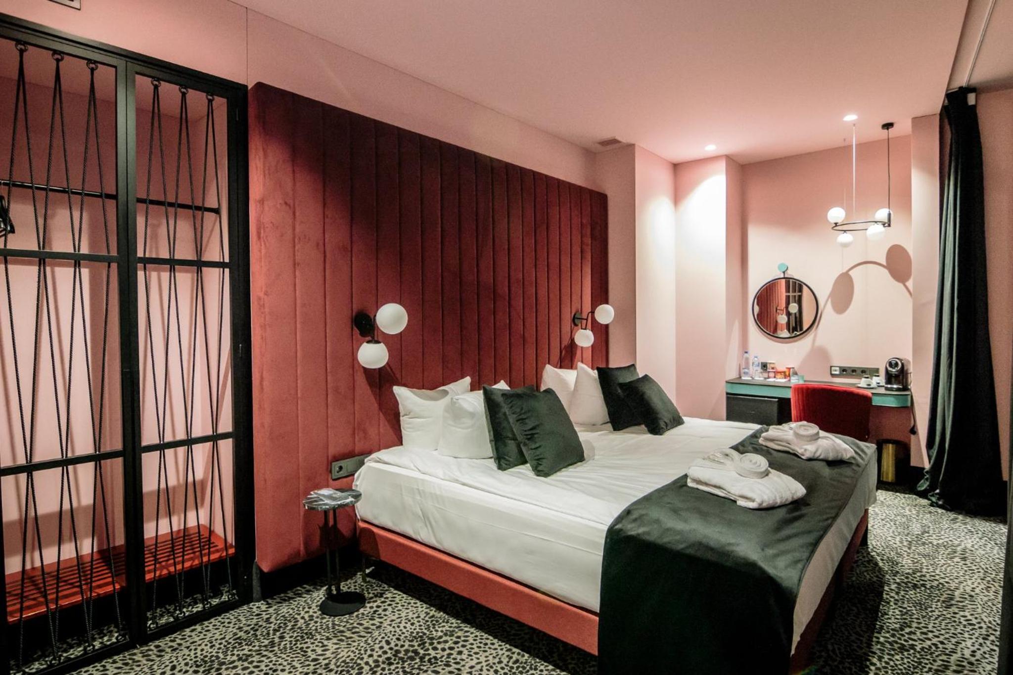 Junior Suite with Balcony - Photo 2