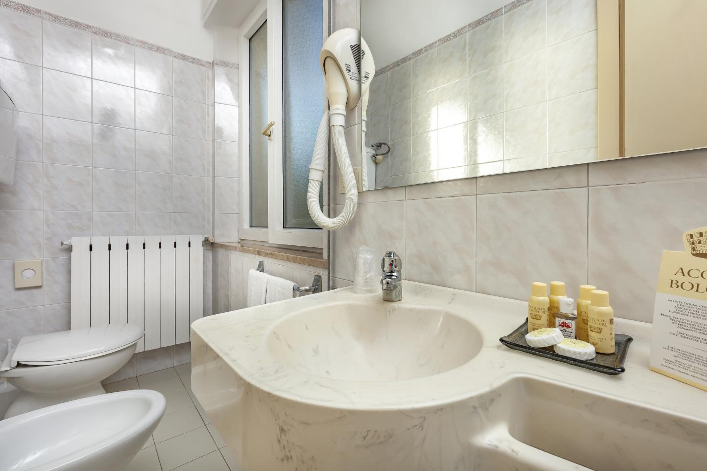 Standard Double or Twin Room - Photo 2