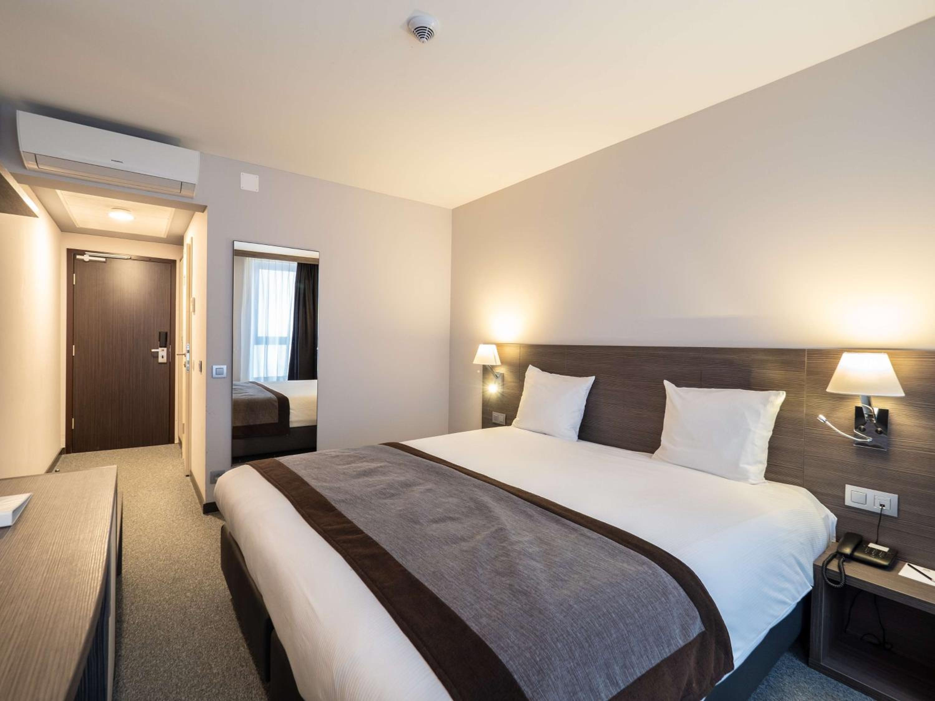 Standard Queen Room - Photo 7