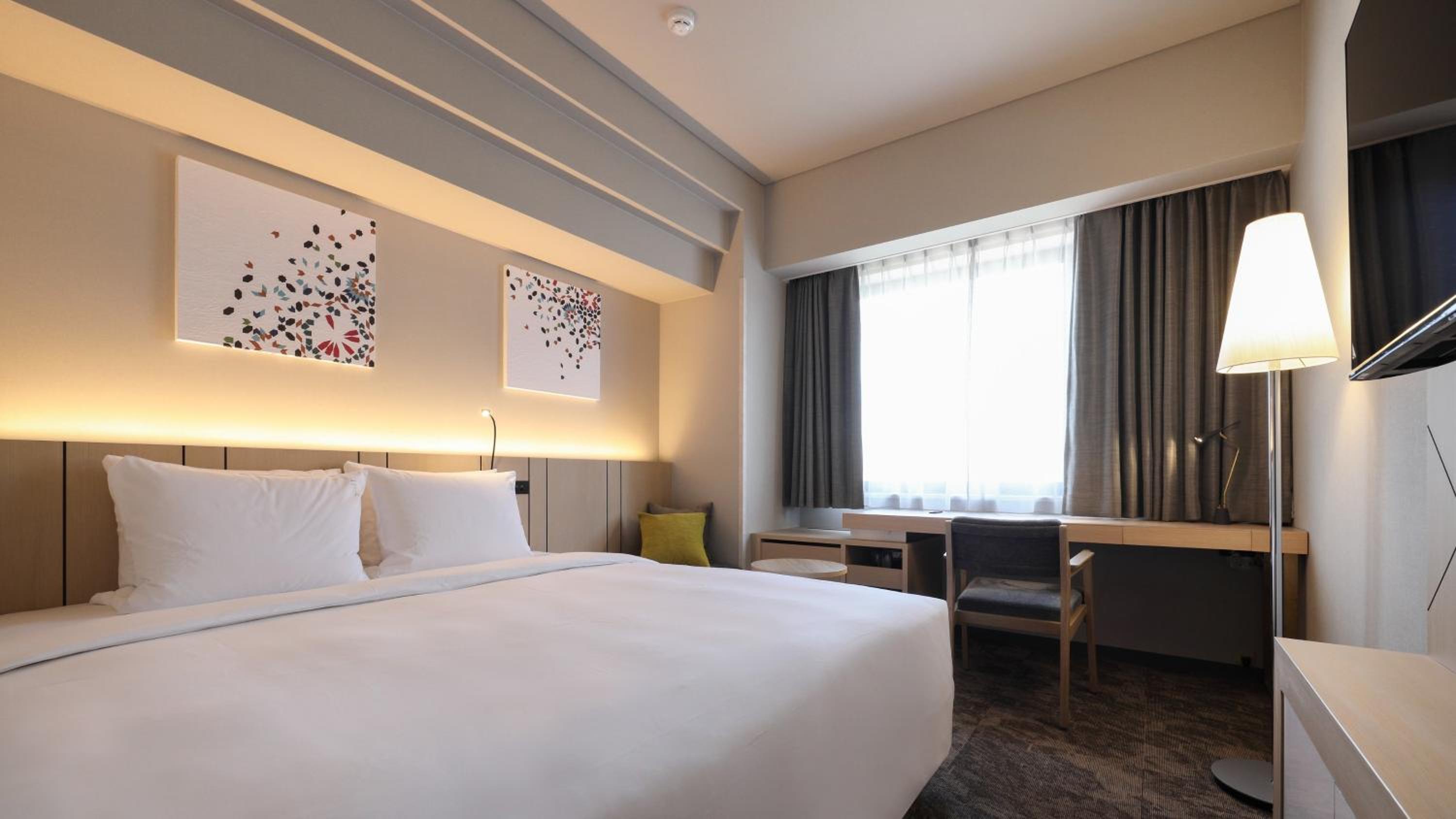 Standard King Room - Non-Smoking  - Photo 5