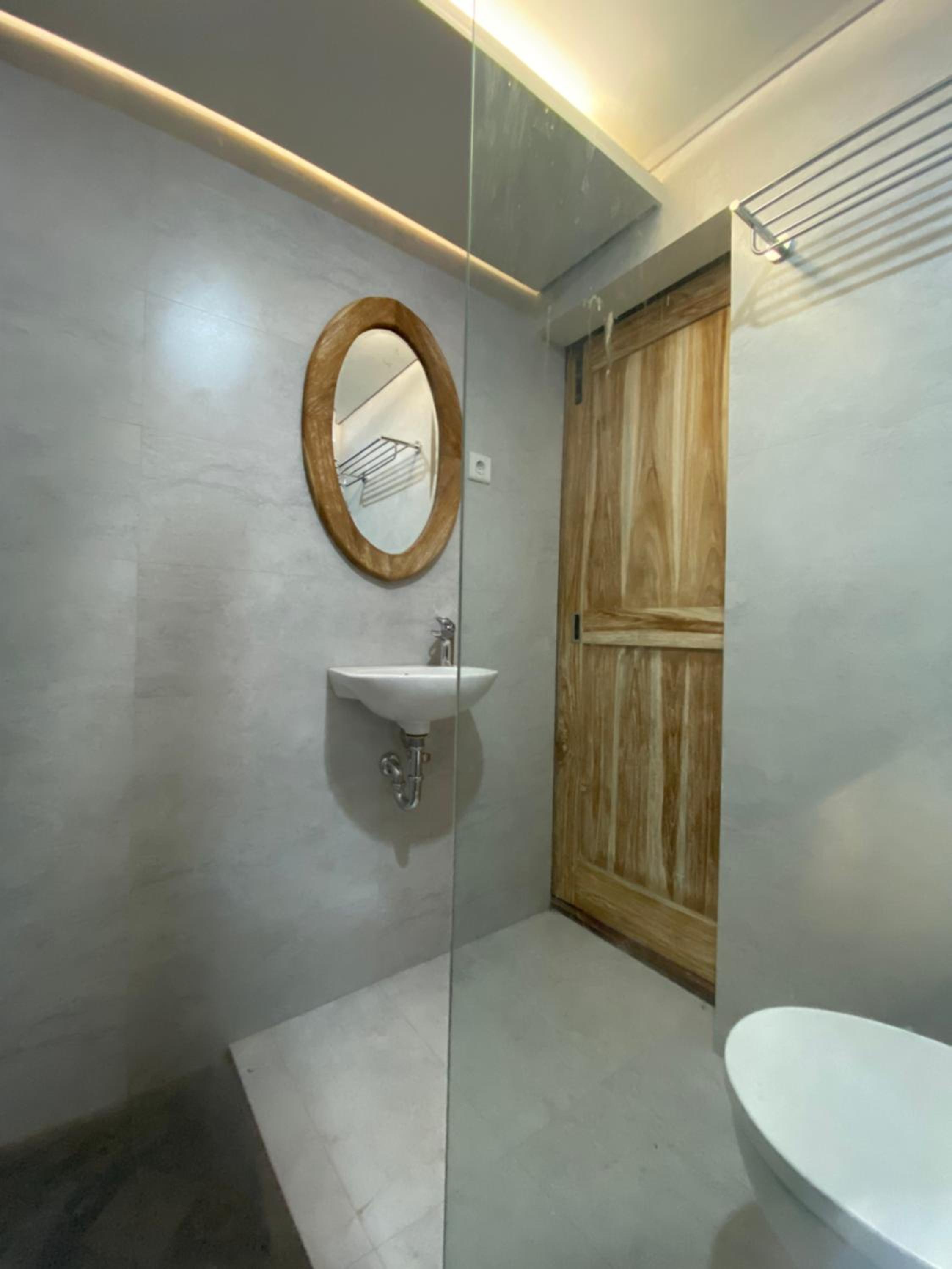 King Suite with Balcony - Photo 9