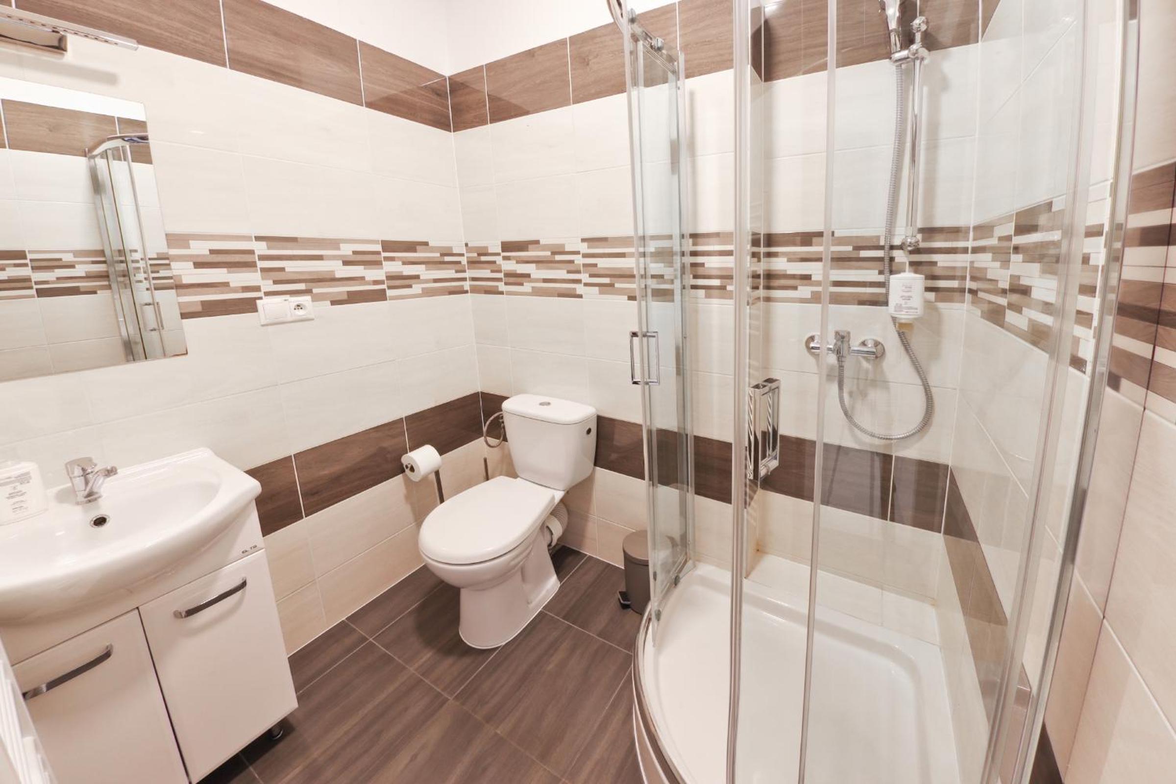 Deluxe Double Room (2 Adults + 1 Child) photo 2