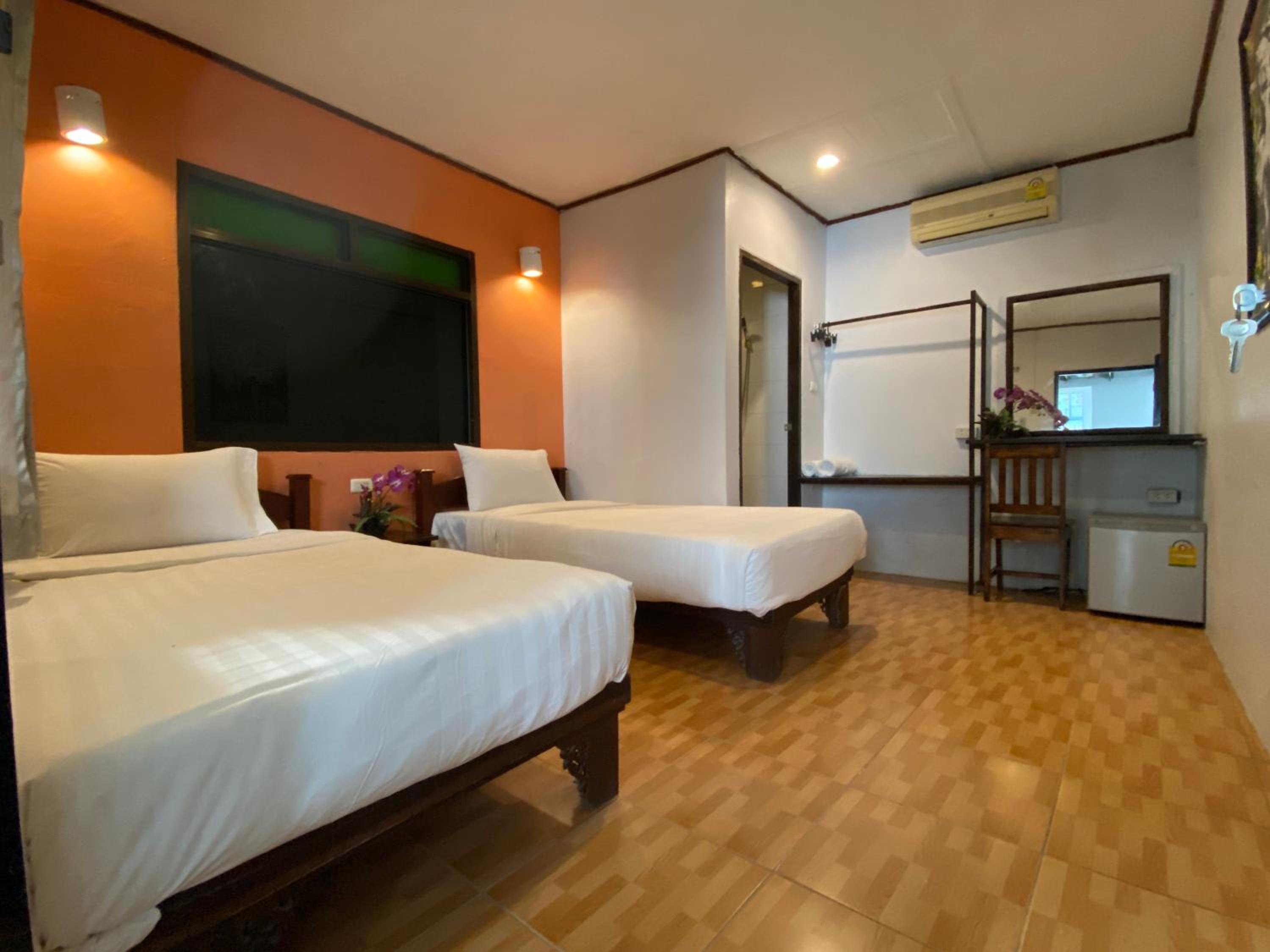 Twin Room with Private Bathroom - Photo 1
