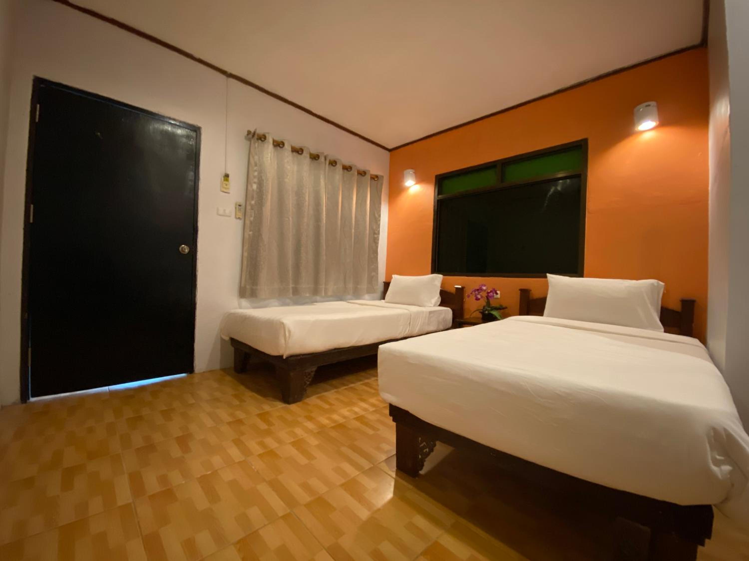 Twin Room with Private Bathroom - Photo 8
