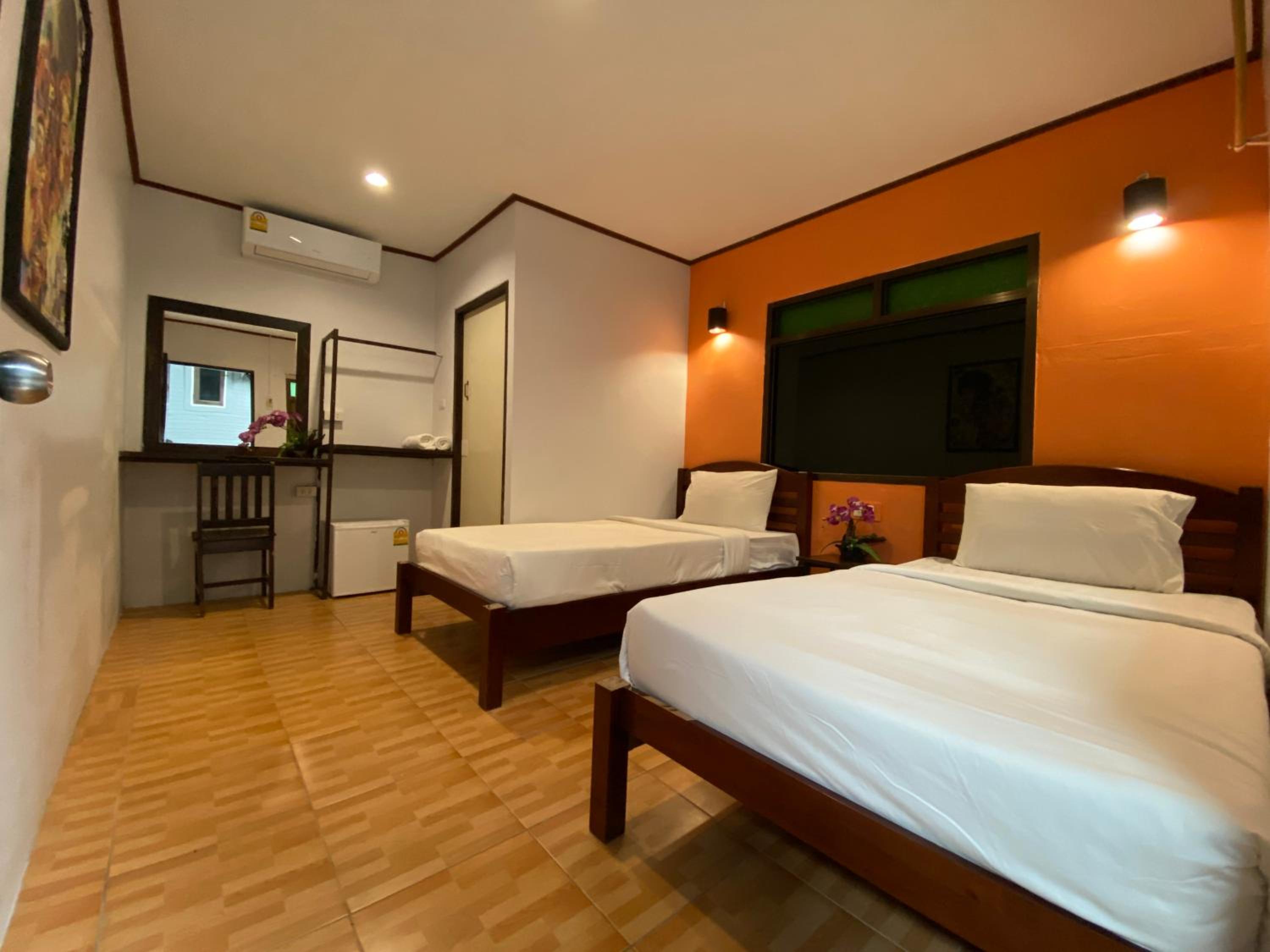 Twin Room with Private Bathroom - Photo 7