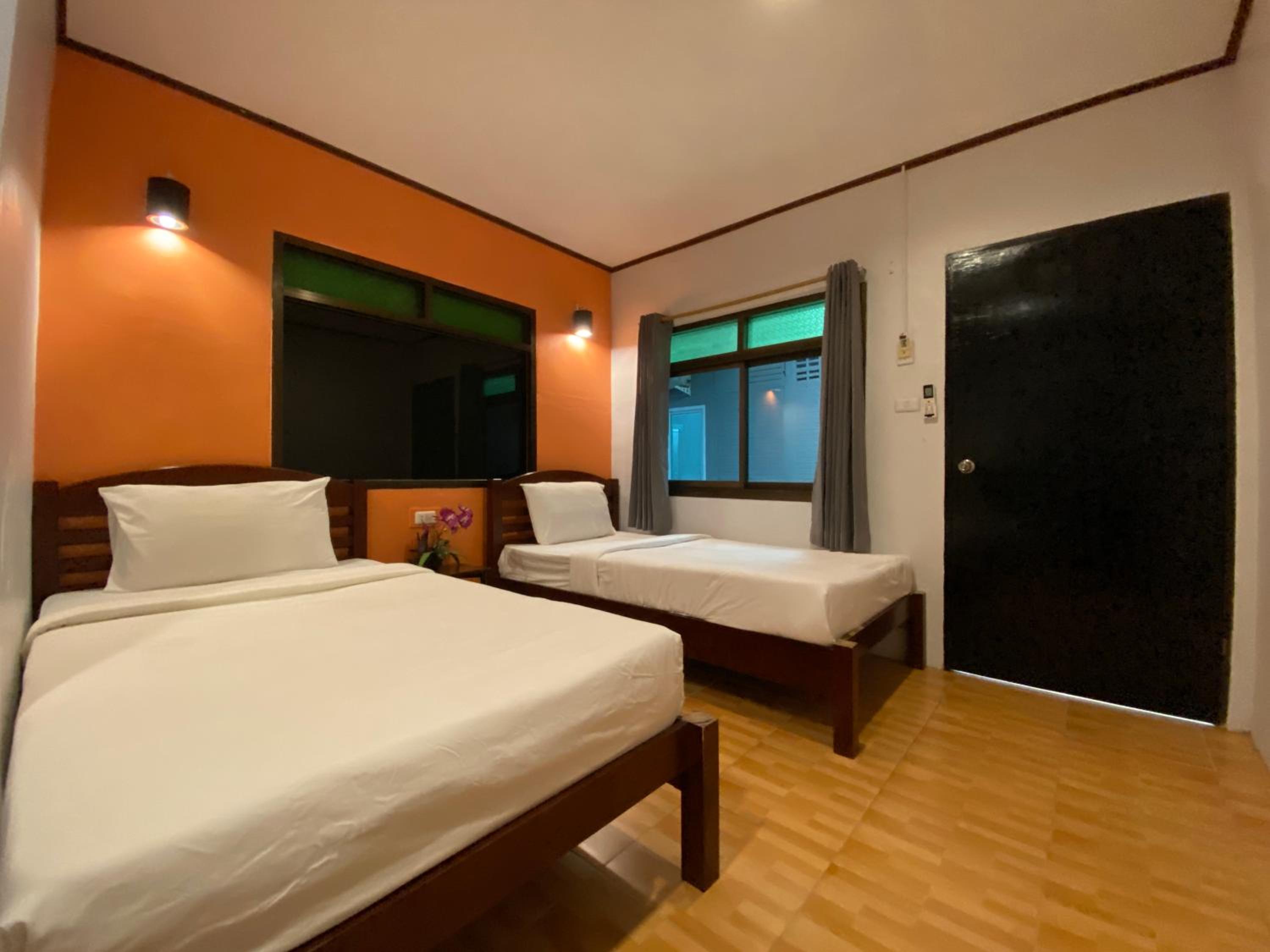 Twin Room with Private Bathroom - Photo 6