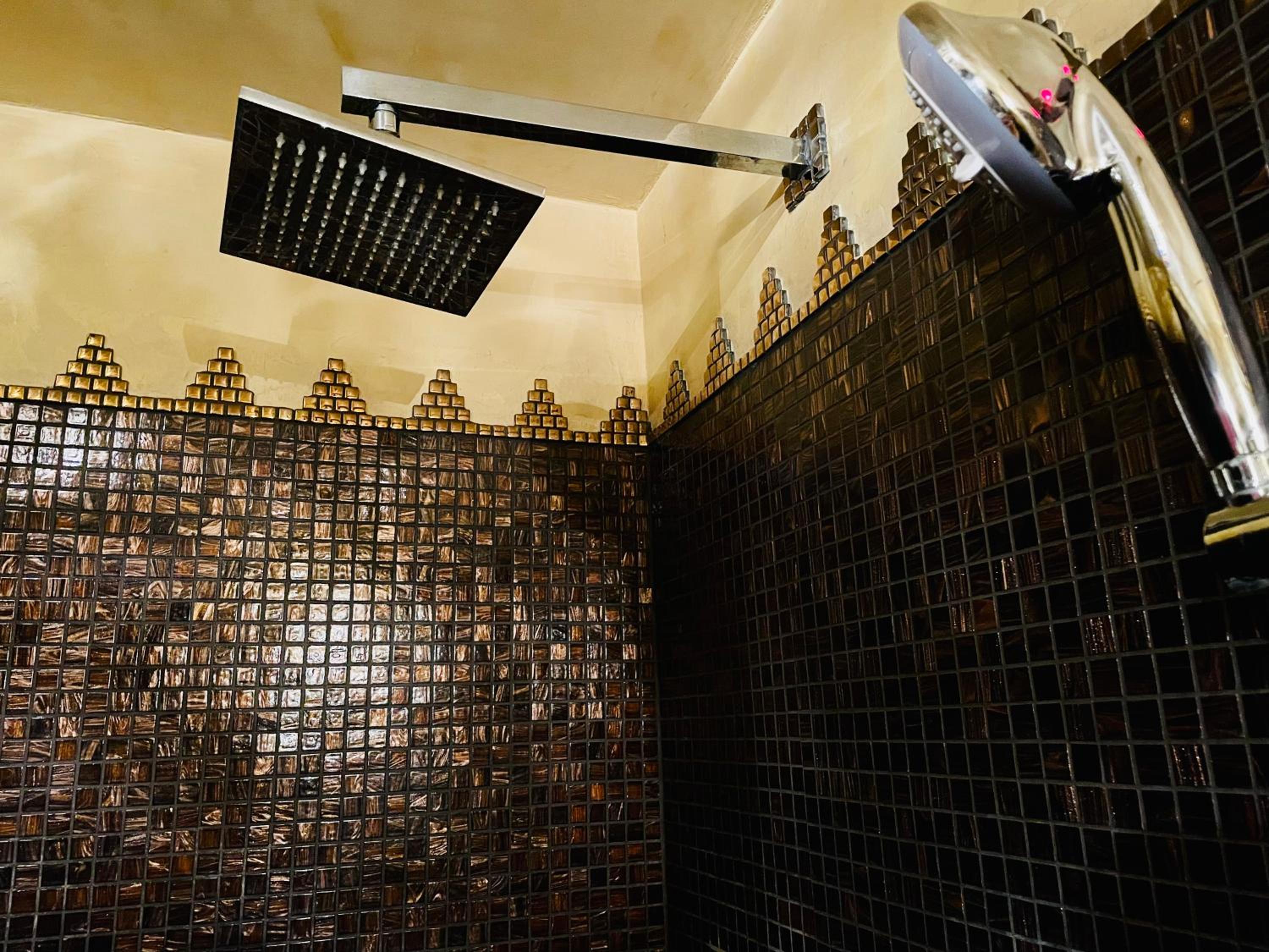 Deluxe Family Suite - Photo 8