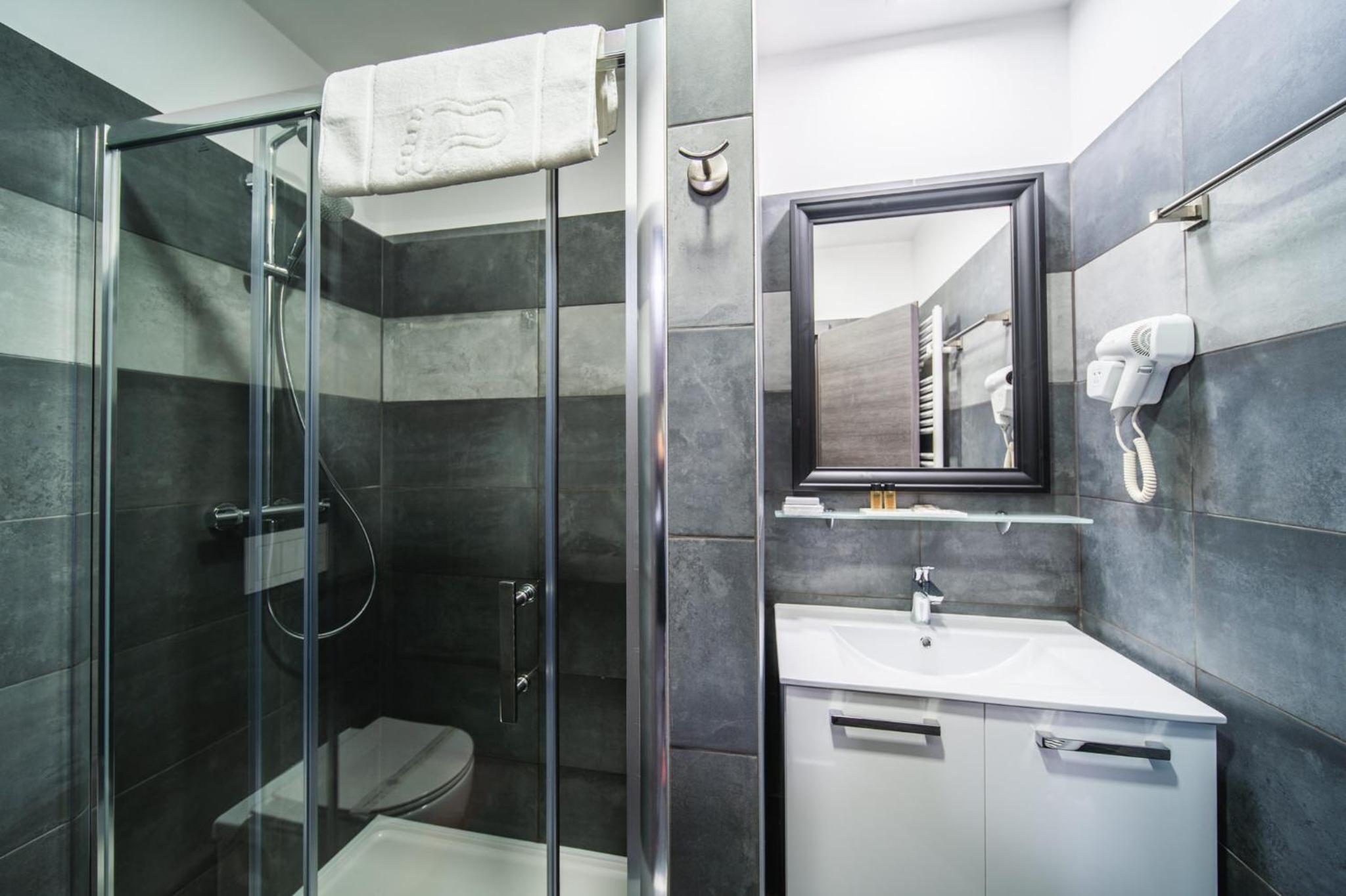 Executive Suite - Photo 2