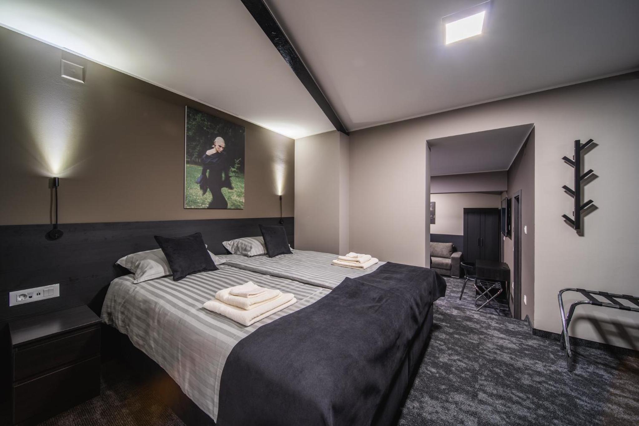 Executive Suite - Photo 4