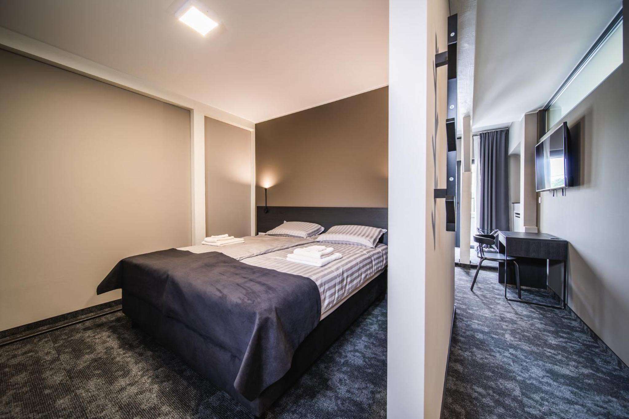 Deluxe Queen Room with Two Queen Beds - Photo 3