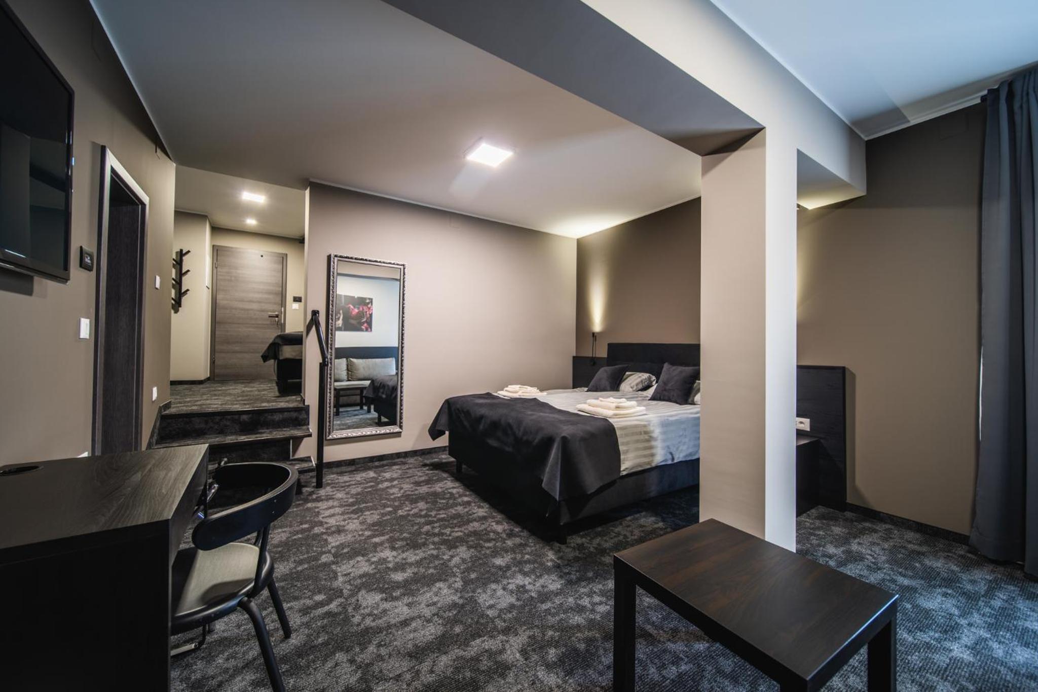 Executive Suite - Photo 5