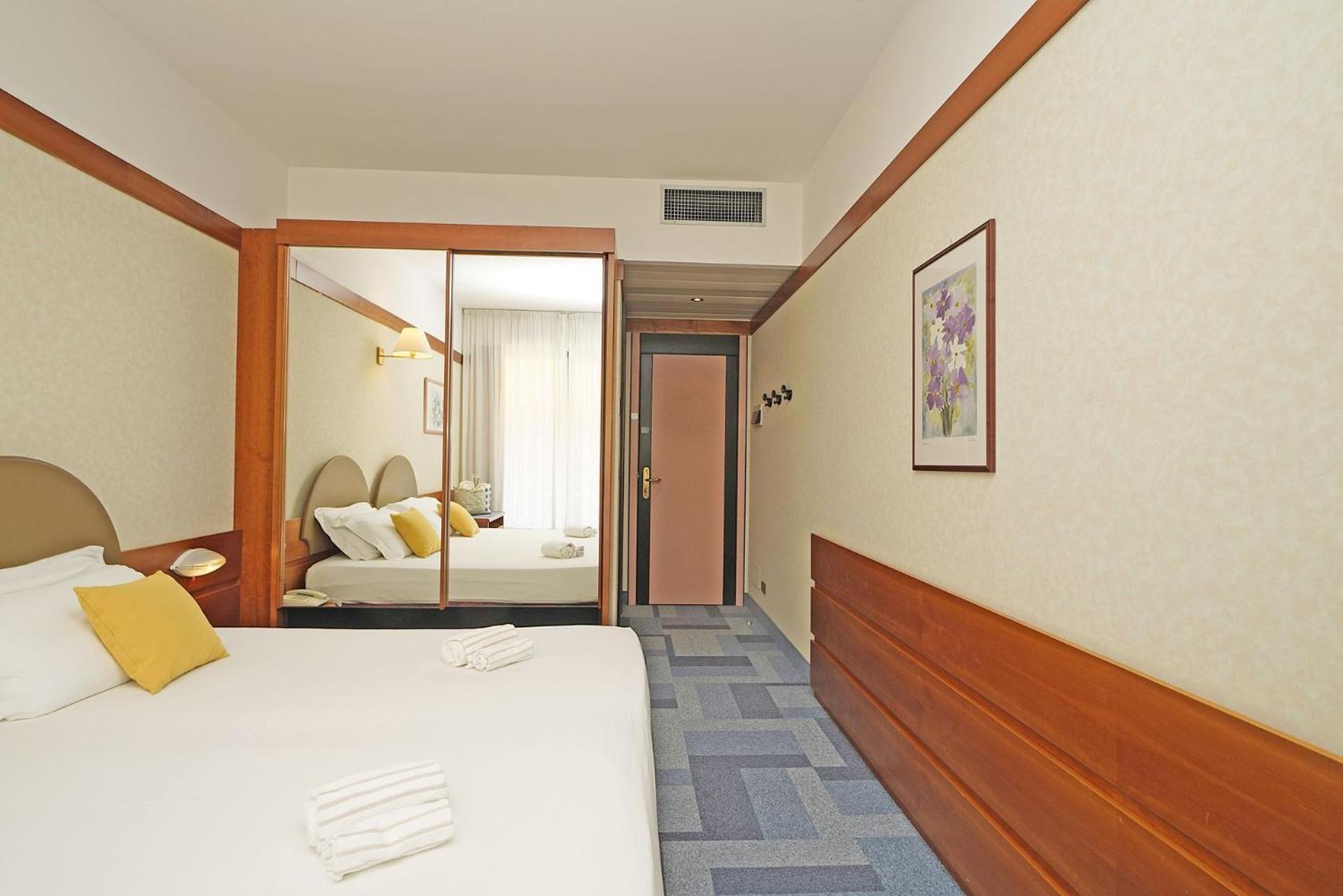 Comfort Twin/Double Room with Lateral Lake View photo 2