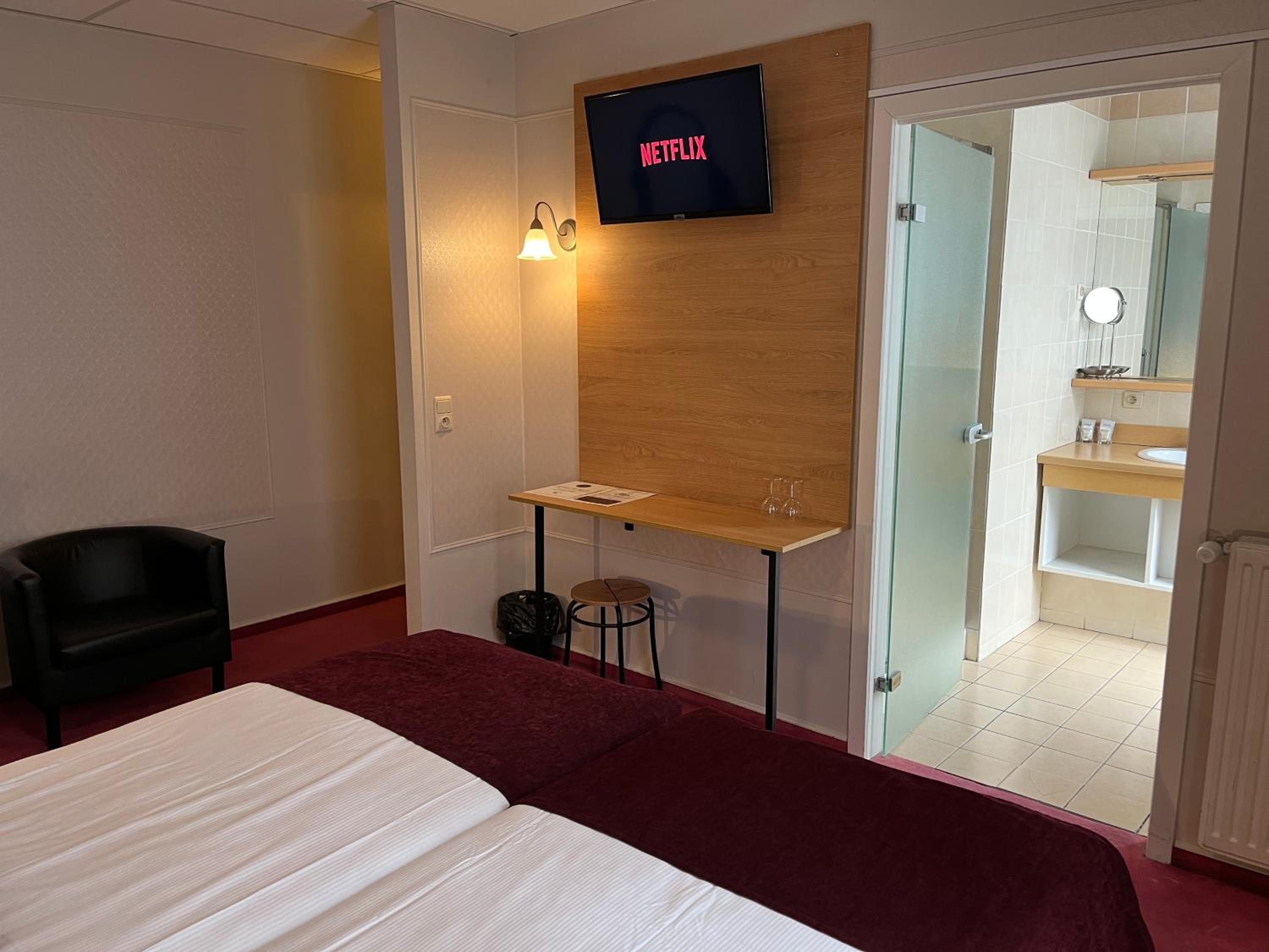 Twin Room - Photo 3