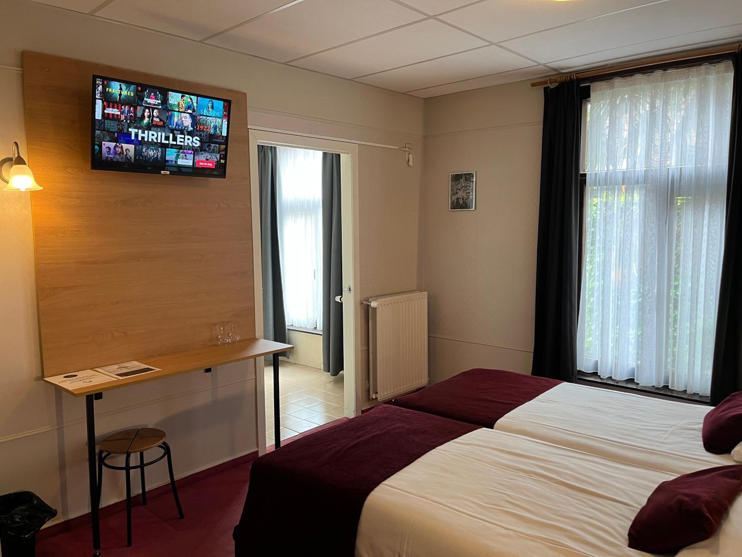 Twin Room - Photo 2