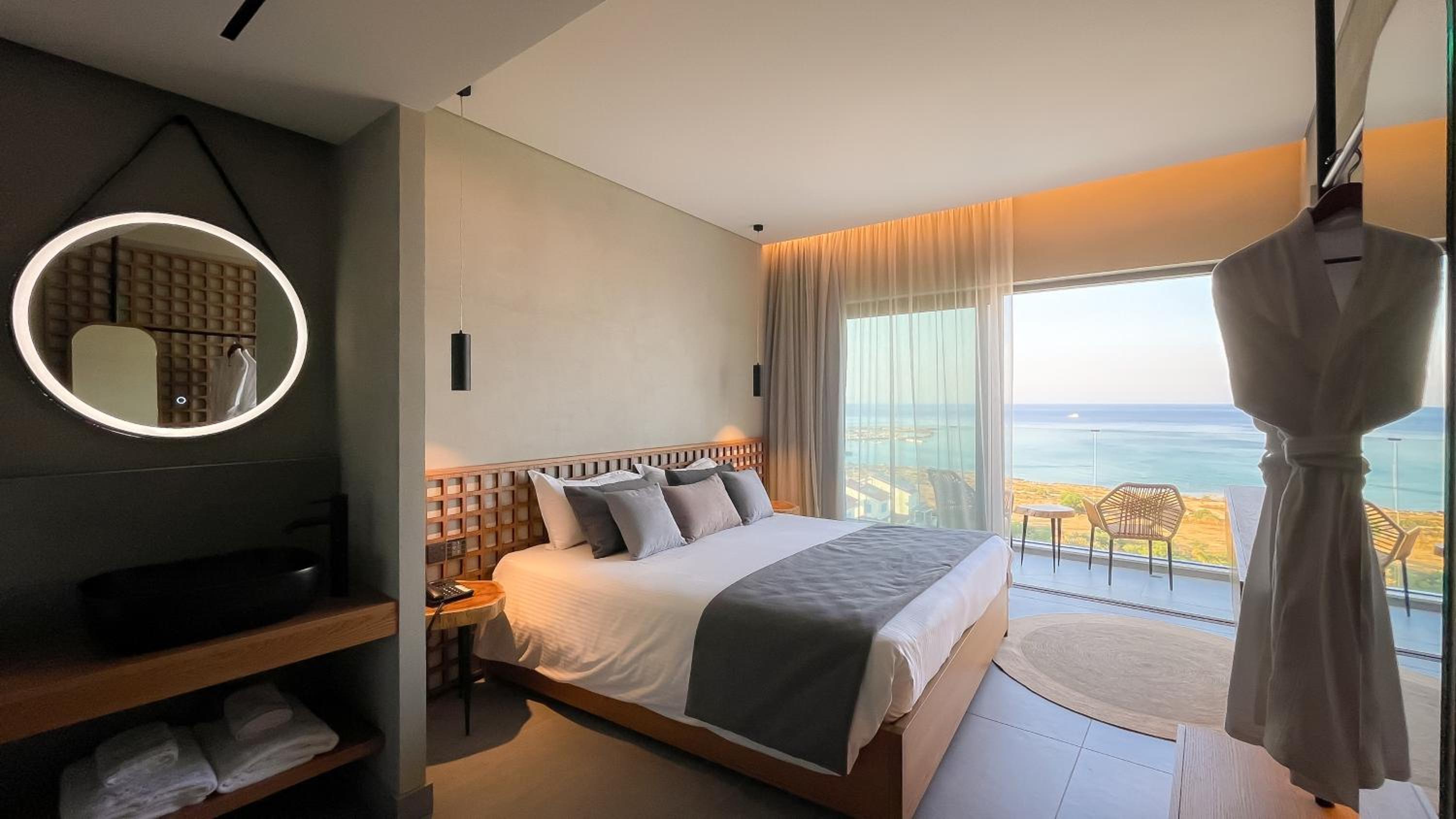 Superior Room with Panoramic Sea View thumbnail 6