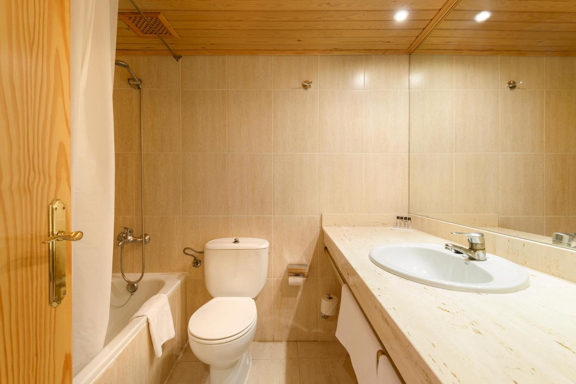 Double Room with Two Extra beds (2 Adults + 2 Children) photo 3