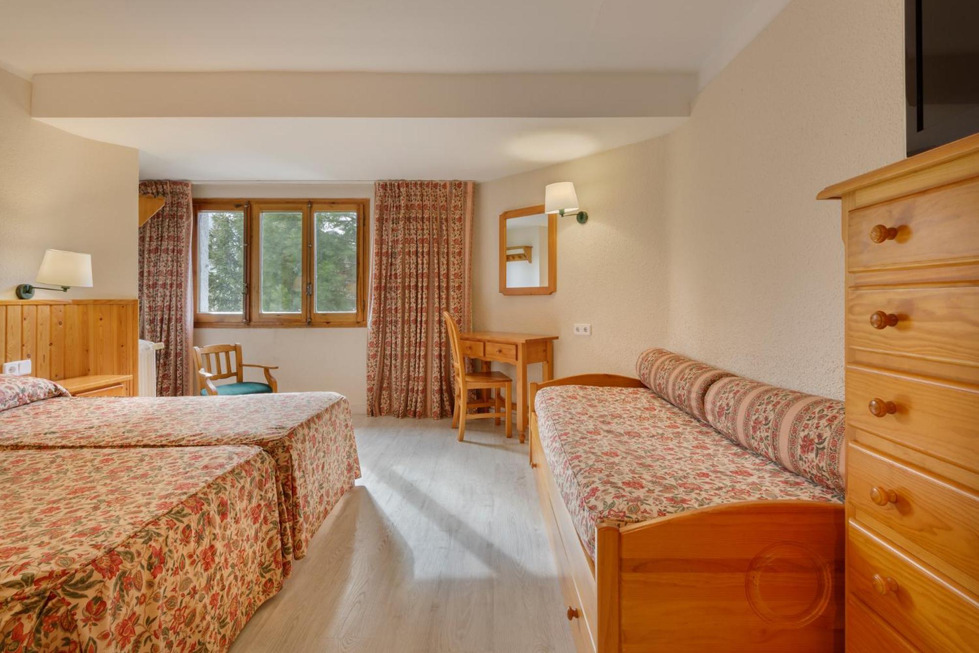 Habitación Doble con Dos Camas Extras (2 Adultos + 2 Niños)
