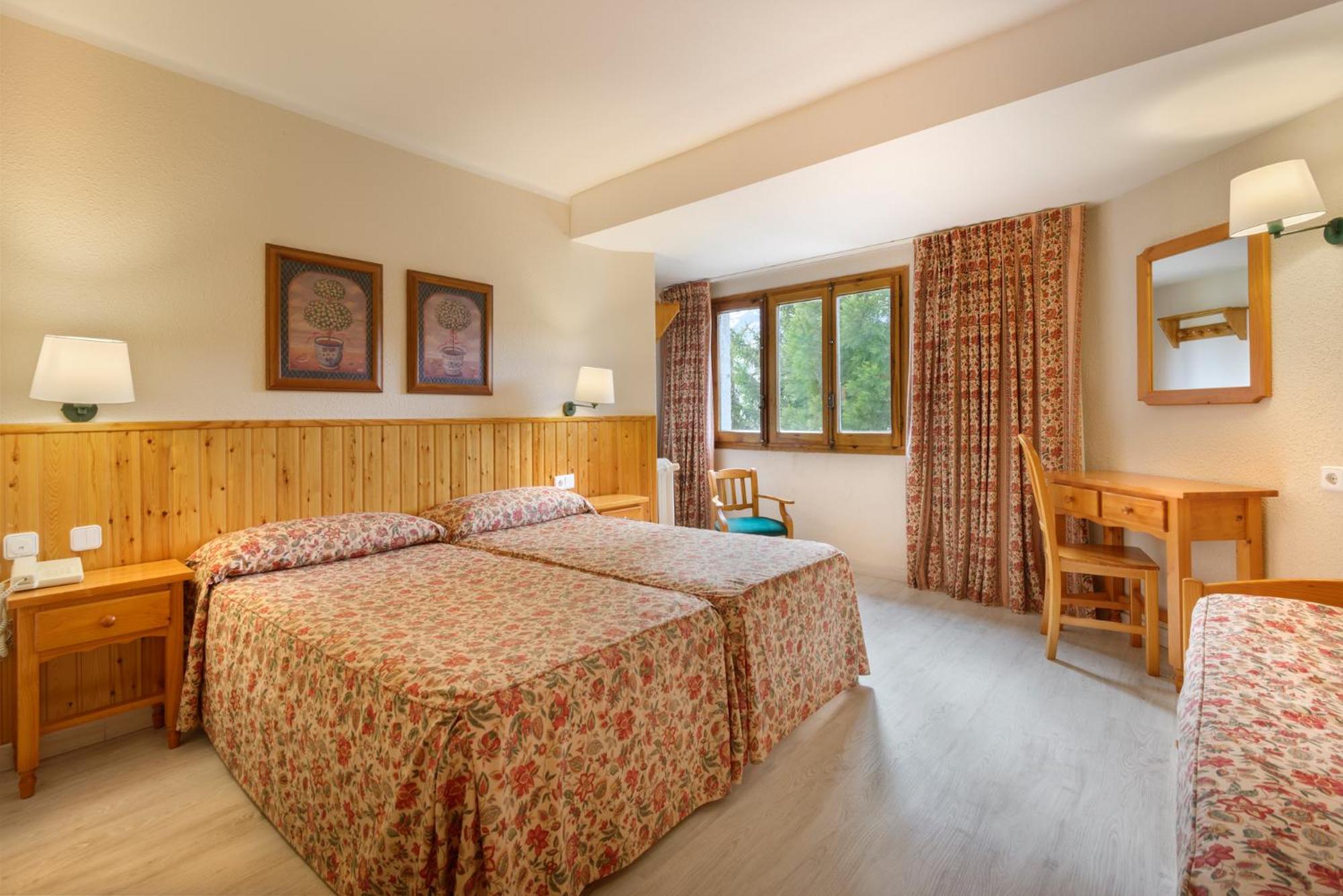 Double Room with Extra Bed (3 Adults) photo 3