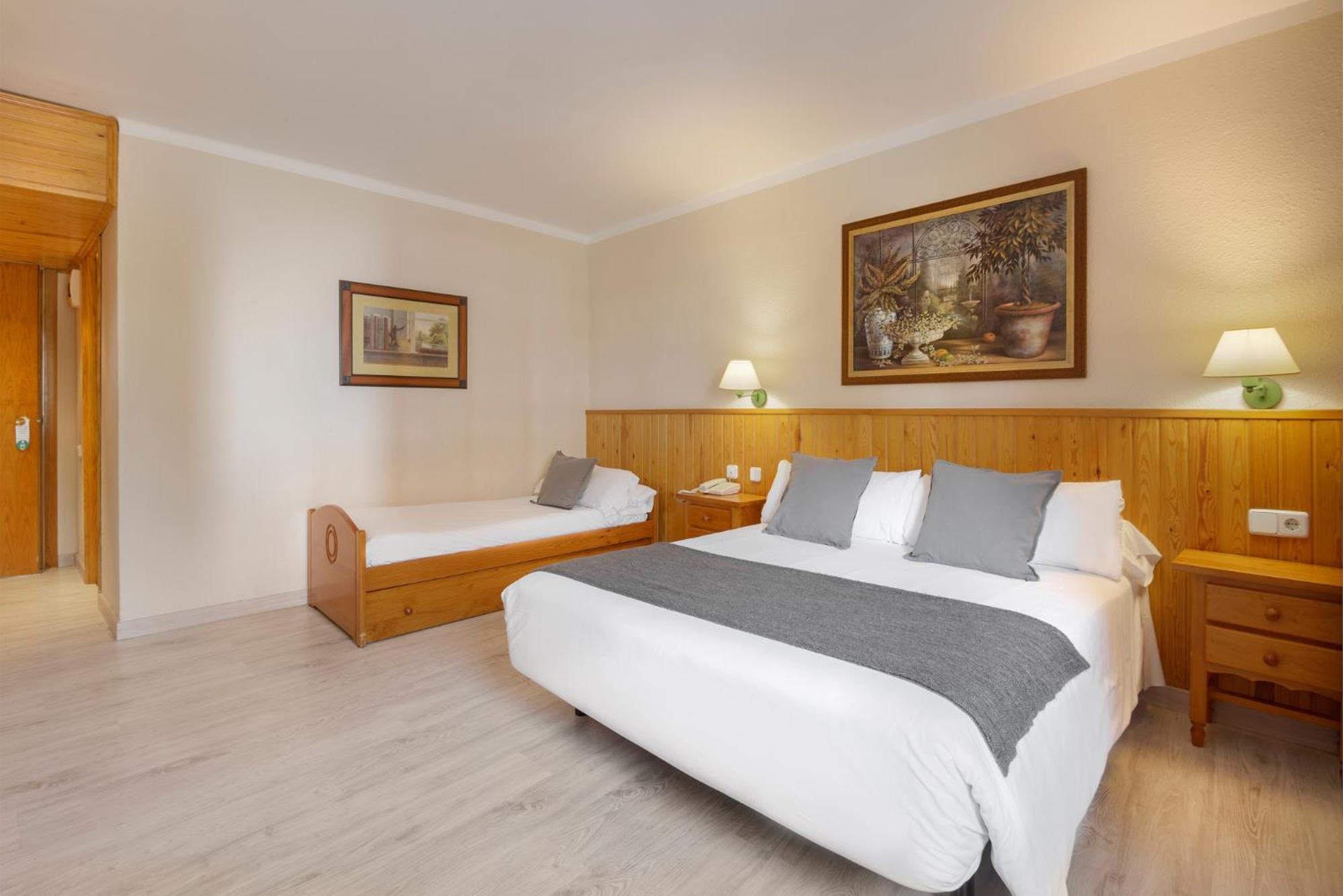 Double Room with Extra Bed (2 Adults + 1 Child) photo 3