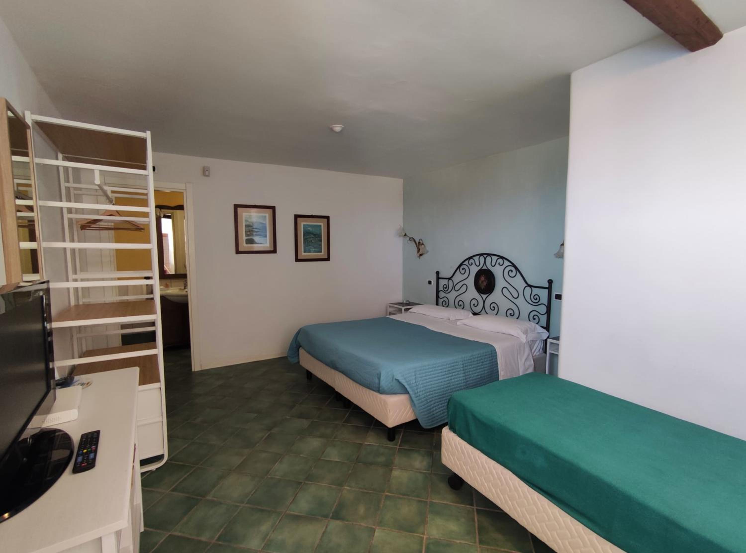 One-Bedroom Apartment - Photo 2